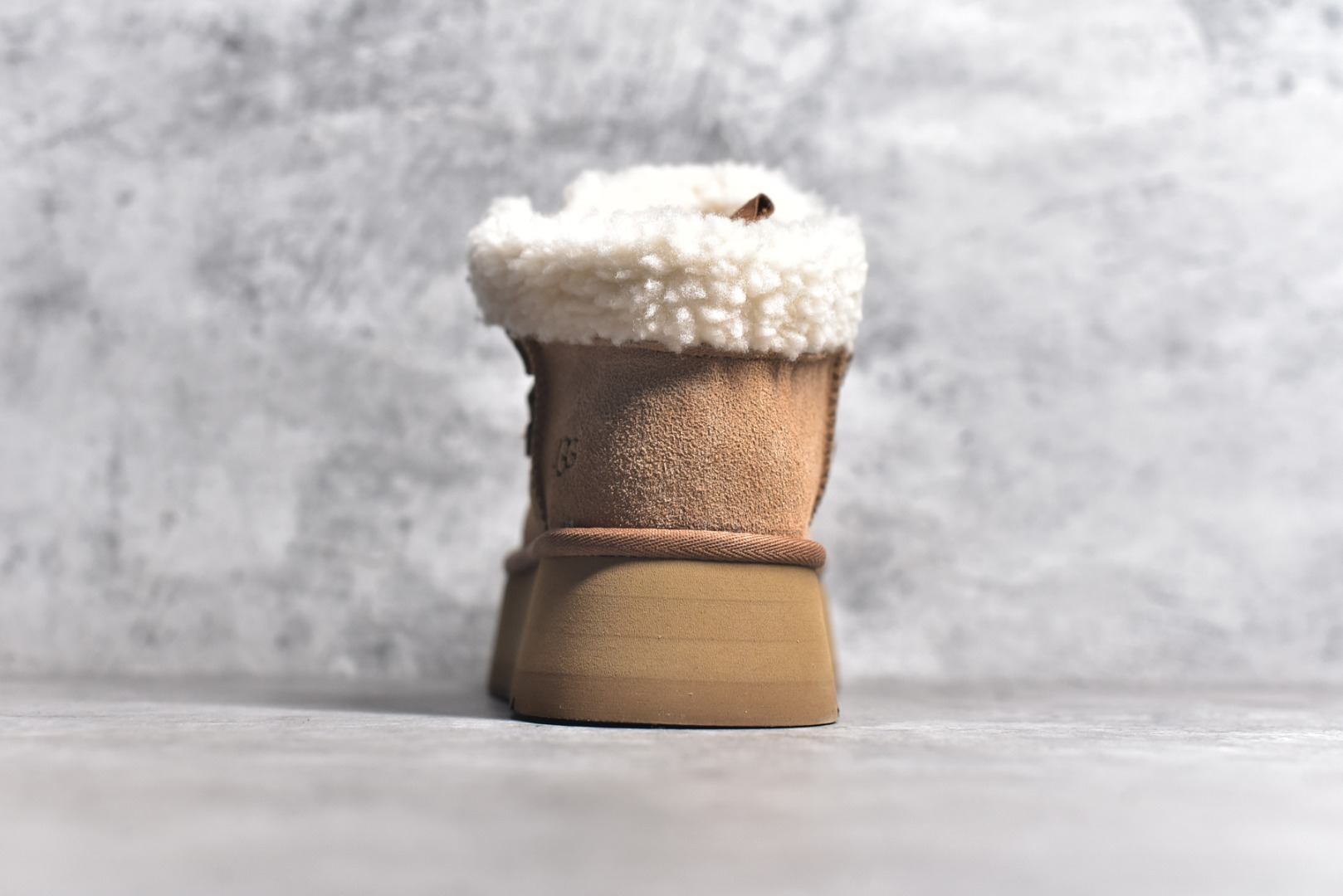 图片[5]-#SS顶级 UGG 芙卡拉 3cm厚底 雪地靴女款 广州外贸大厂生产 鞋头到鞋垫真羊皮毛一体 独立外盒包装 芯片 带防水工艺 区别市面任何版本 独立原版开发大底 羊绒鞋垫 冬季保暖外出 家居都是很适合的选择 近年uug推出款式系列 局部偏向年轻消费者喜好 也走到时尚潮流穿搭的前沿 鞋身材质 防泼水涂层翻毛皮鞋面 17毫米UGGPURE™植入式羊毛内底 轻便防滑舒适橡胶外底 带有品牌LOGO商标 带全套包装 尺码： 35 36 37 38 39 40-选品中心