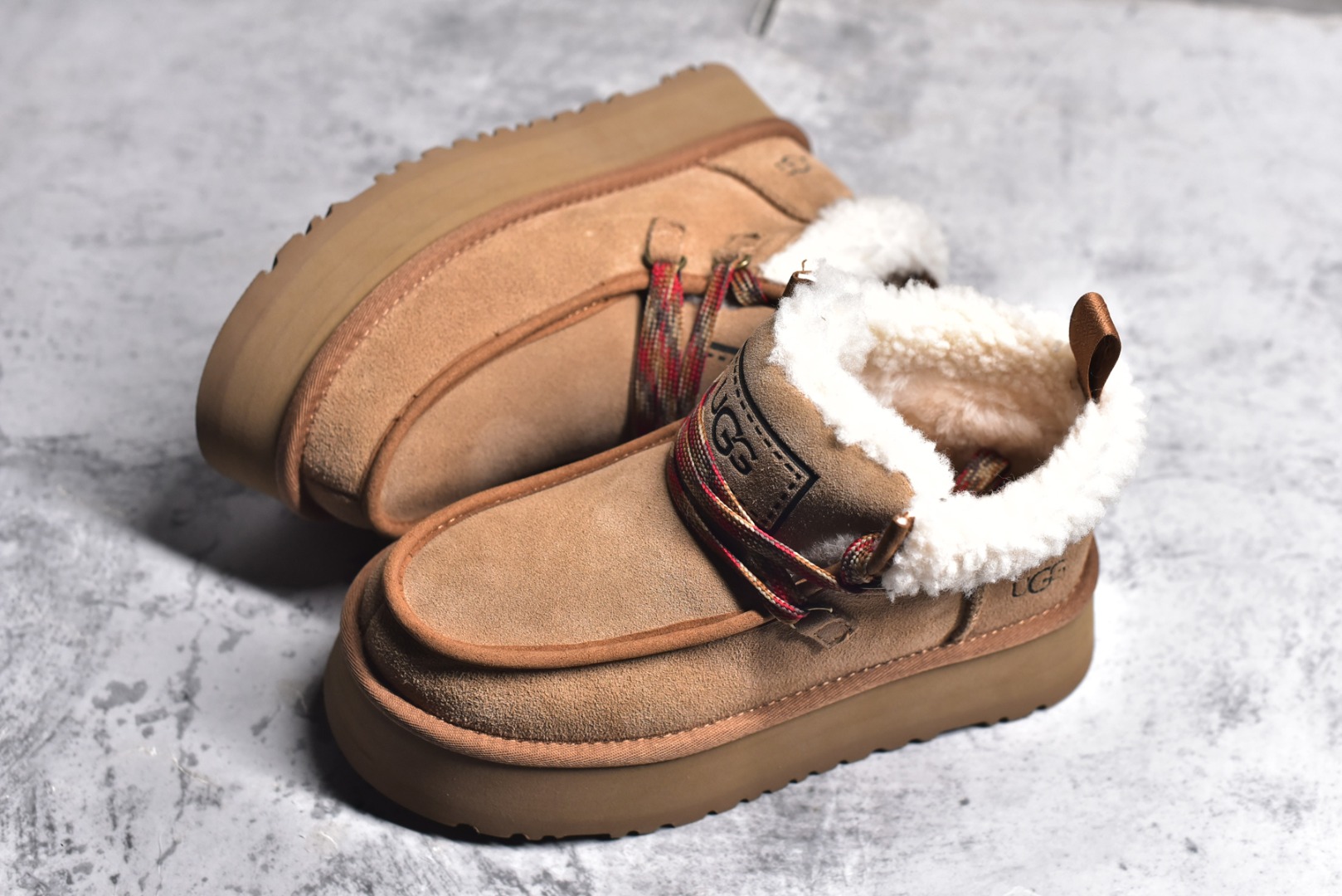 图片[7]-#SS顶级 UGG 芙卡拉 3cm厚底 雪地靴女款 广州外贸大厂生产 鞋头到鞋垫真羊皮毛一体 独立外盒包装 芯片 带防水工艺 区别市面任何版本 独立原版开发大底 羊绒鞋垫 冬季保暖外出 家居都是很适合的选择 近年uug推出款式系列 局部偏向年轻消费者喜好 也走到时尚潮流穿搭的前沿 鞋身材质 防泼水涂层翻毛皮鞋面 17毫米UGGPURE™植入式羊毛内底 轻便防滑舒适橡胶外底 带有品牌LOGO商标 带全套包装 尺码： 35 36 37 38 39 40-选品中心