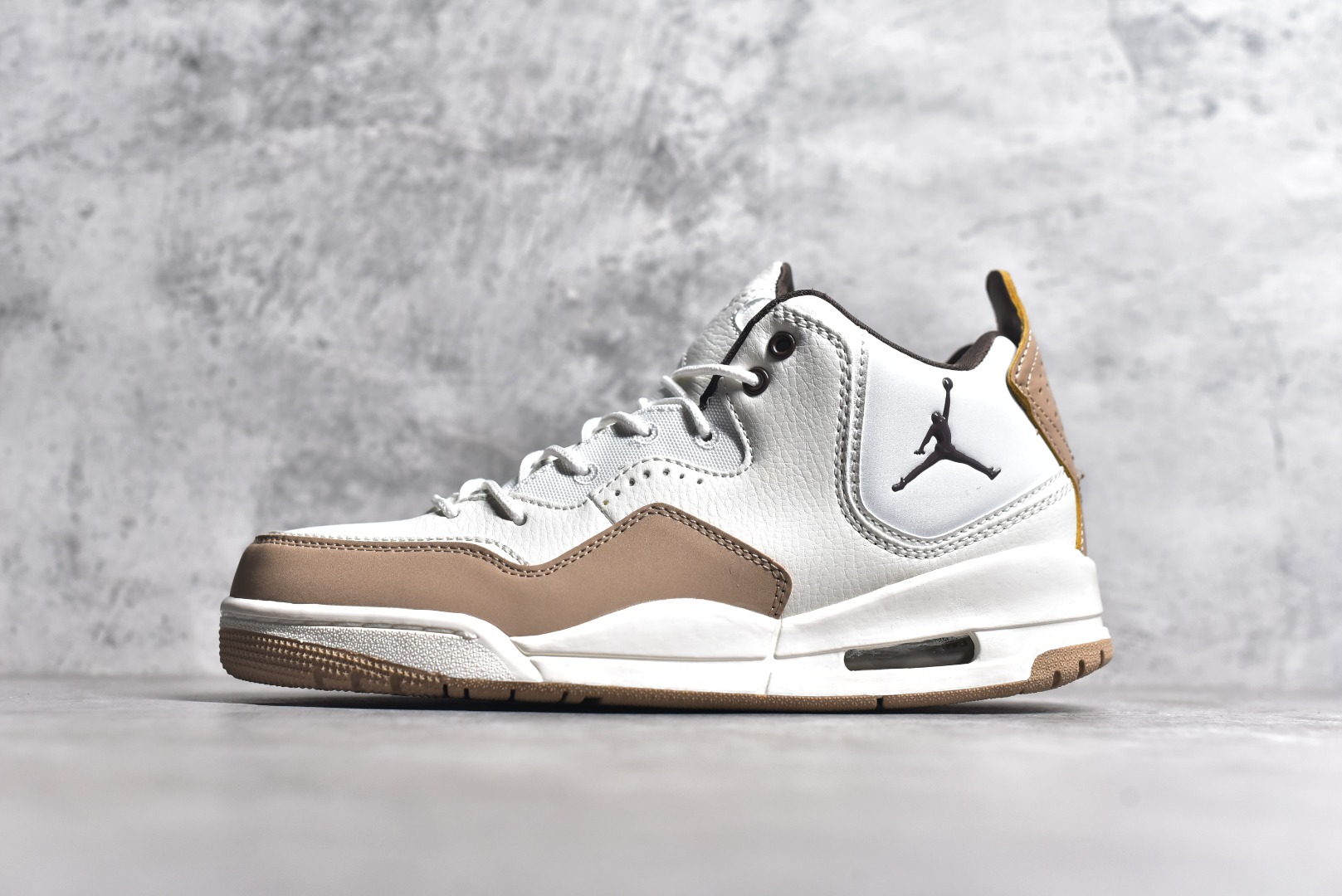#秒杀 ️Air Jordan Courtside AJ23 简版中帮复古休闲运动文化篮球鞋 市面唯一纯原批次 全套原纸板楦头开发 原厂大底磨具加持立体防滑纹理 原装可视Air Sole气垫 原汁原味最完美的版型 唯一正确鞋头趴度弧度高度鞋身腰线 作为AJ3到AJ4之间的过渡产品 之所以被称为AJ3的简版 它们的造型非常的相似但是也有一些差异 鞋面采用耐磨的牛剖层和人造革鞋面搭配 后跟可以明显看见Air Max气垫 出色的包裹效果让鞋子脚感非常舒适 尺码：36 36.5 37.5 38 38.5 39 40 40.5 41 42 42.5 43 44 45 46 47.5-选品中心