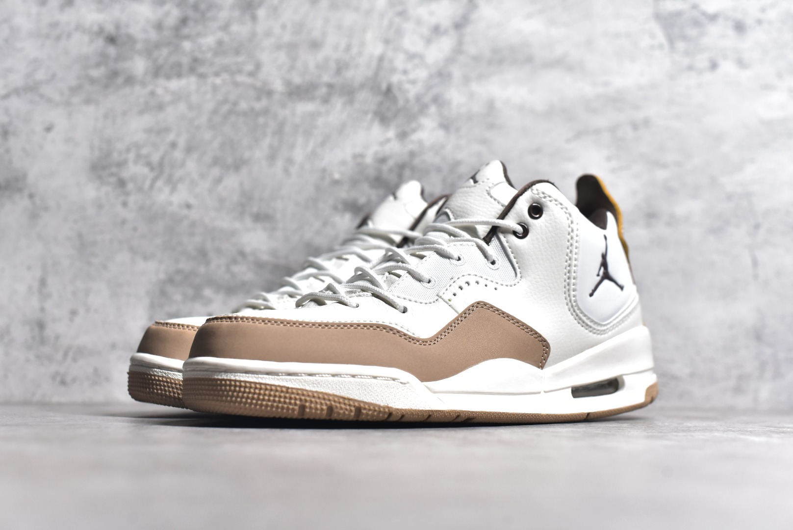 图片[2]-#秒杀 ️Air Jordan Courtside AJ23 简版中帮复古休闲运动文化篮球鞋 市面唯一纯原批次 全套原纸板楦头开发 原厂大底磨具加持立体防滑纹理 原装可视Air Sole气垫 原汁原味最完美的版型 唯一正确鞋头趴度弧度高度鞋身腰线 作为AJ3到AJ4之间的过渡产品 之所以被称为AJ3的简版 它们的造型非常的相似但是也有一些差异 鞋面采用耐磨的牛剖层和人造革鞋面搭配 后跟可以明显看见Air Max气垫 出色的包裹效果让鞋子脚感非常舒适 尺码：36 36.5 37.5 38 38.5 39 40 40.5 41 42 42.5 43 44 45 46 47.5-选品中心