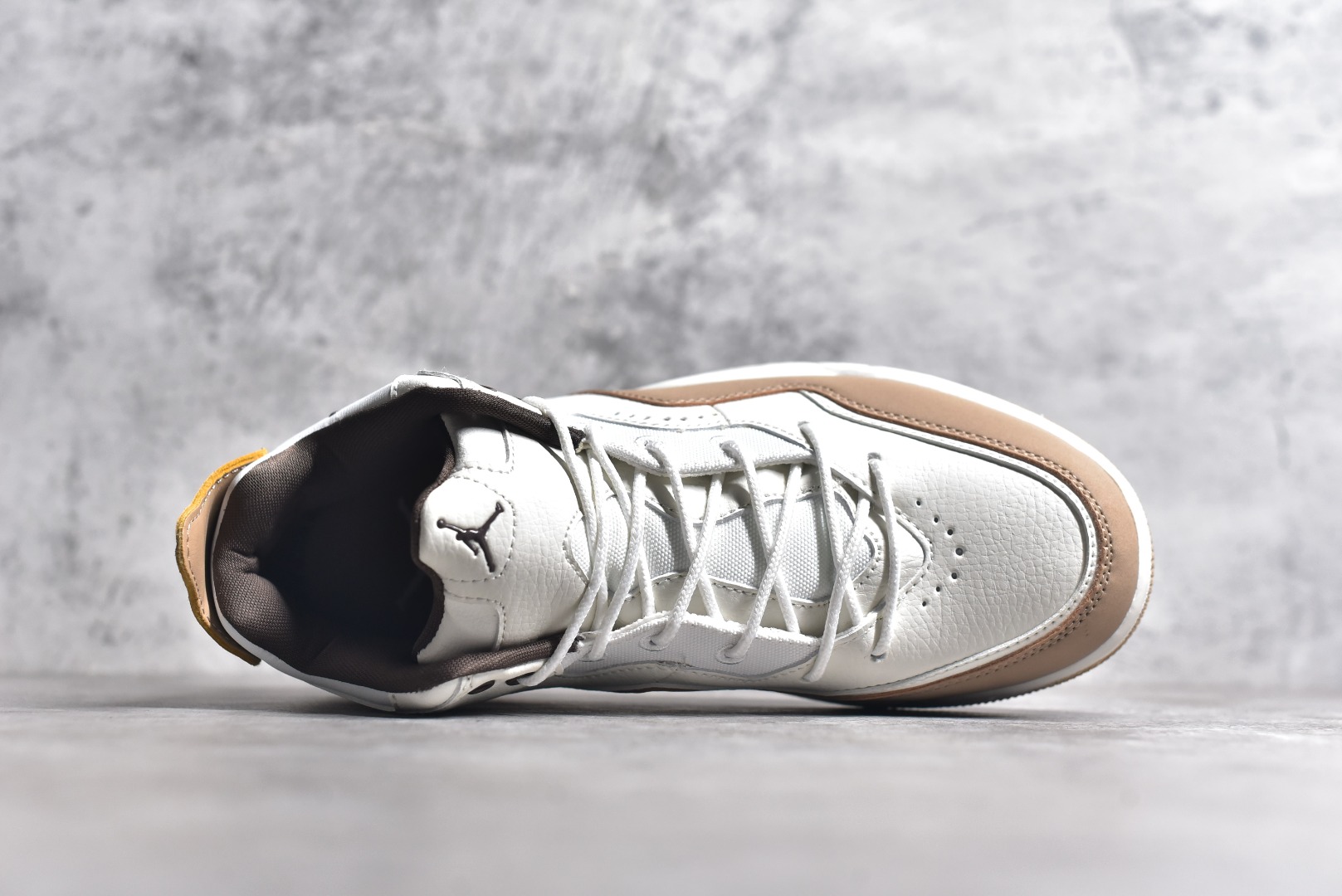 图片[4]-#秒杀 ️Air Jordan Courtside AJ23 简版中帮复古休闲运动文化篮球鞋 市面唯一纯原批次 全套原纸板楦头开发 原厂大底磨具加持立体防滑纹理 原装可视Air Sole气垫 原汁原味最完美的版型 唯一正确鞋头趴度弧度高度鞋身腰线 作为AJ3到AJ4之间的过渡产品 之所以被称为AJ3的简版 它们的造型非常的相似但是也有一些差异 鞋面采用耐磨的牛剖层和人造革鞋面搭配 后跟可以明显看见Air Max气垫 出色的包裹效果让鞋子脚感非常舒适 尺码：36 36.5 37.5 38 38.5 39 40 40.5 41 42 42.5 43 44 45 46 47.5-选品中心