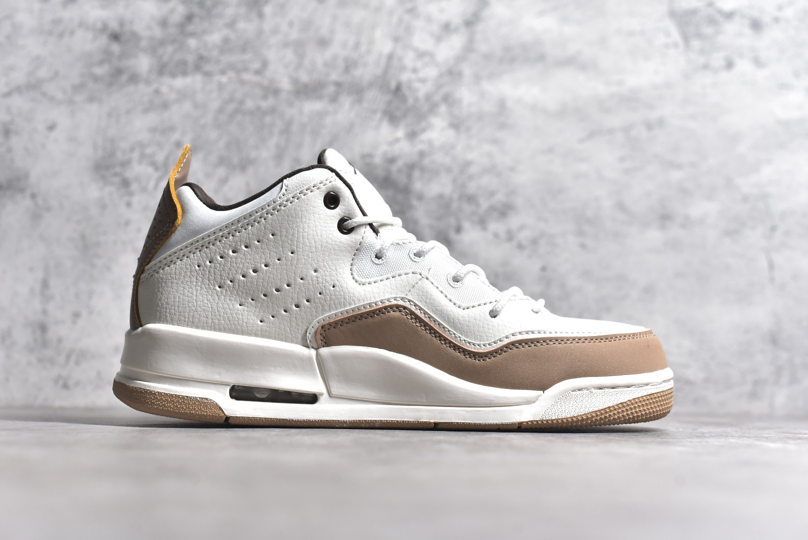 图片[3]-#秒杀 ️Air Jordan Courtside AJ23 简版中帮复古休闲运动文化篮球鞋 市面唯一纯原批次 全套原纸板楦头开发 原厂大底磨具加持立体防滑纹理 原装可视Air Sole气垫 原汁原味最完美的版型 唯一正确鞋头趴度弧度高度鞋身腰线 作为AJ3到AJ4之间的过渡产品 之所以被称为AJ3的简版 它们的造型非常的相似但是也有一些差异 鞋面采用耐磨的牛剖层和人造革鞋面搭配 后跟可以明显看见Air Max气垫 出色的包裹效果让鞋子脚感非常舒适 尺码：36 36.5 37.5 38 38.5 39 40 40.5 41 42 42.5 43 44 45 46 47.5-选品中心