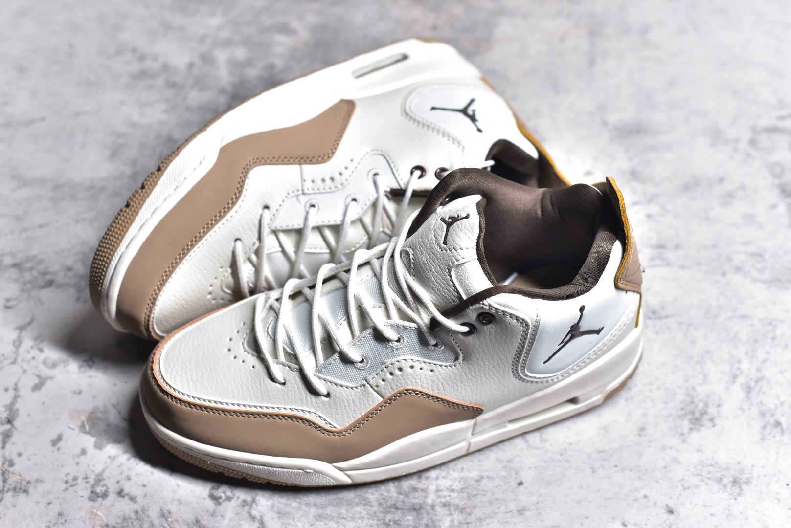 图片[7]-#秒杀 ️Air Jordan Courtside AJ23 简版中帮复古休闲运动文化篮球鞋 市面唯一纯原批次 全套原纸板楦头开发 原厂大底磨具加持立体防滑纹理 原装可视Air Sole气垫 原汁原味最完美的版型 唯一正确鞋头趴度弧度高度鞋身腰线 作为AJ3到AJ4之间的过渡产品 之所以被称为AJ3的简版 它们的造型非常的相似但是也有一些差异 鞋面采用耐磨的牛剖层和人造革鞋面搭配 后跟可以明显看见Air Max气垫 出色的包裹效果让鞋子脚感非常舒适 尺码：36 36.5 37.5 38 38.5 39 40 40.5 41 42 42.5 43 44 45 46 47.5-选品中心
