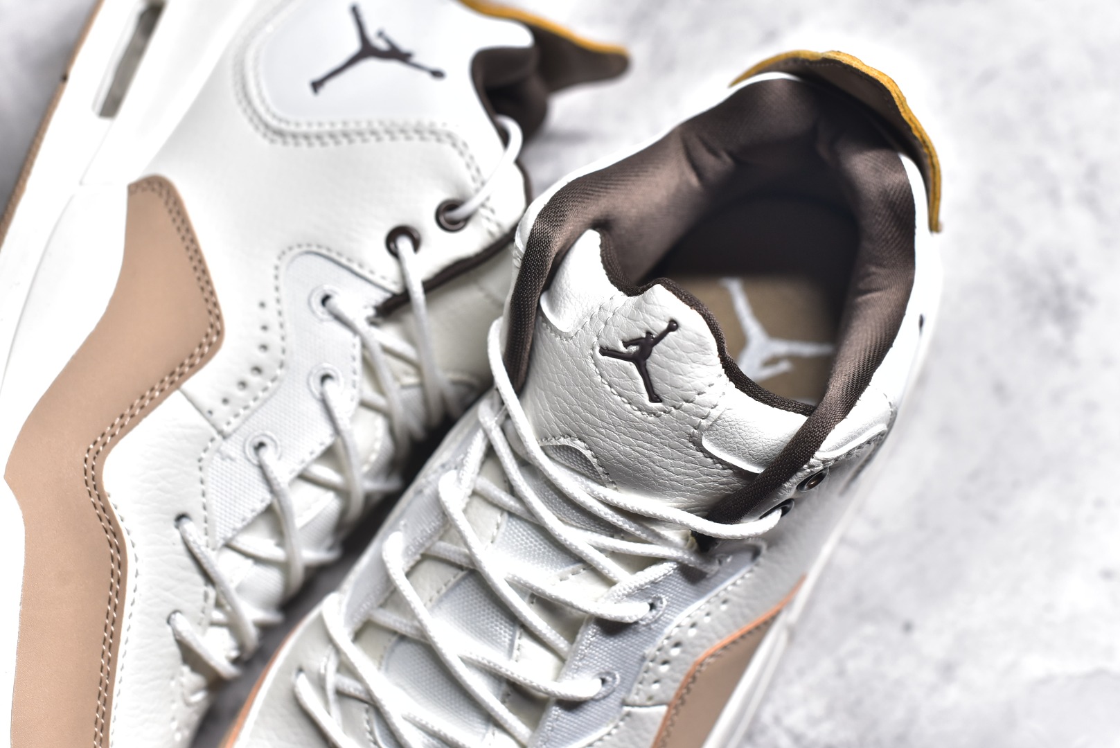 图片[9]-#秒杀 ️Air Jordan Courtside AJ23 简版中帮复古休闲运动文化篮球鞋 市面唯一纯原批次 全套原纸板楦头开发 原厂大底磨具加持立体防滑纹理 原装可视Air Sole气垫 原汁原味最完美的版型 唯一正确鞋头趴度弧度高度鞋身腰线 作为AJ3到AJ4之间的过渡产品 之所以被称为AJ3的简版 它们的造型非常的相似但是也有一些差异 鞋面采用耐磨的牛剖层和人造革鞋面搭配 后跟可以明显看见Air Max气垫 出色的包裹效果让鞋子脚感非常舒适 尺码：36 36.5 37.5 38 38.5 39 40 40.5 41 42 42.5 43 44 45 46 47.5-选品中心