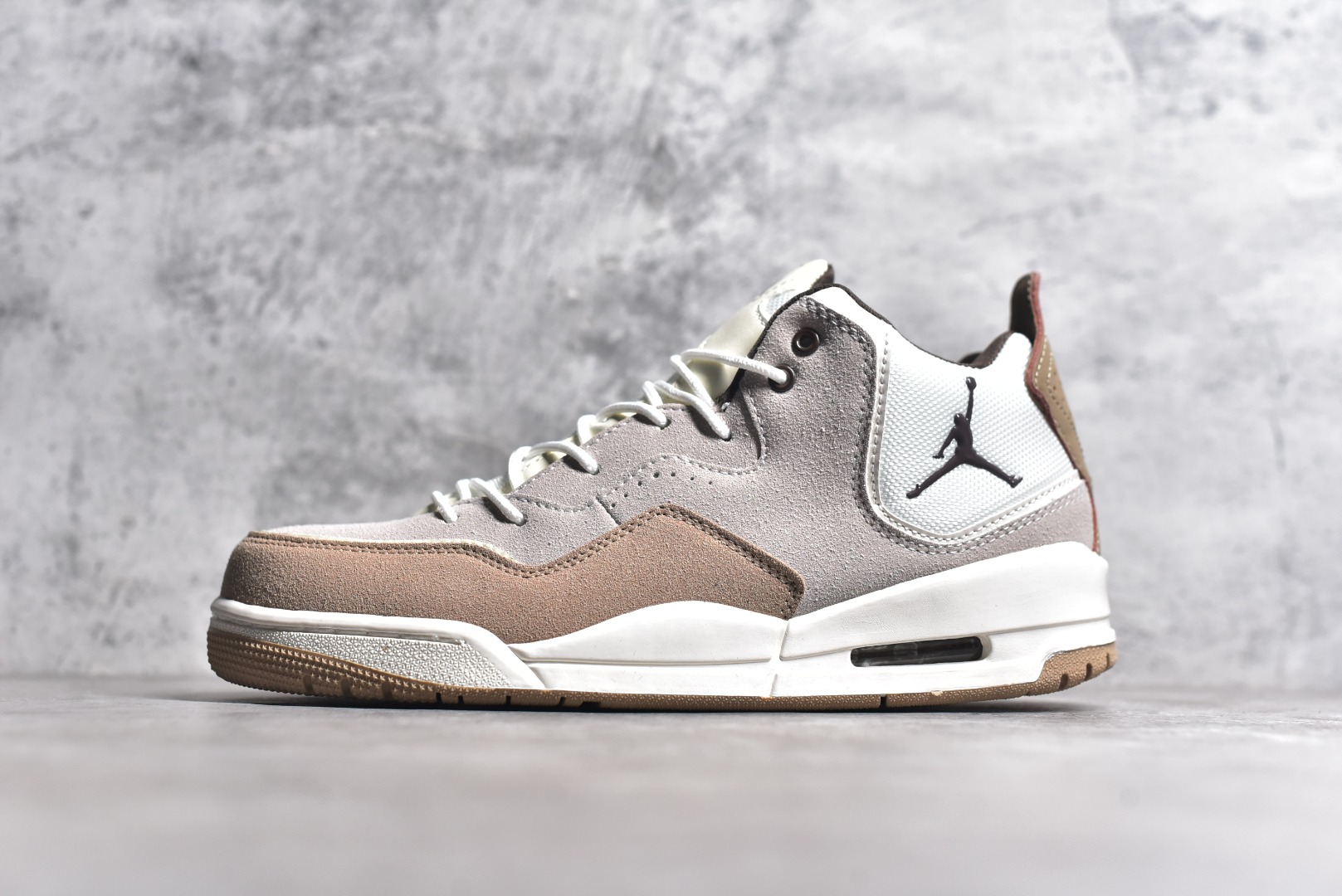 #秒杀 ️Air Jordan Courtside AJ23 简版中帮复古休闲运动文化篮球鞋 市面唯一纯原批次 全套原纸板楦头开发 原厂大底磨具加持立体防滑纹理 原装可视Air Sole气垫 原汁原味最完美的版型 唯一正确鞋头趴度弧度高度鞋身腰线 作为AJ3到AJ4之间的过渡产品 之所以被称为AJ3的简版 它们的造型非常的相似但是也有一些差异 鞋面采用耐磨的牛剖层和人造革鞋面搭配 后跟可以明显看见Air Max气垫 出色的包裹效果让鞋子脚感非常舒适 尺码：36 36.5 37.5 38 38.5 39 40 40.5 41 42 42.5 43 44 45 46 47.5-选品中心