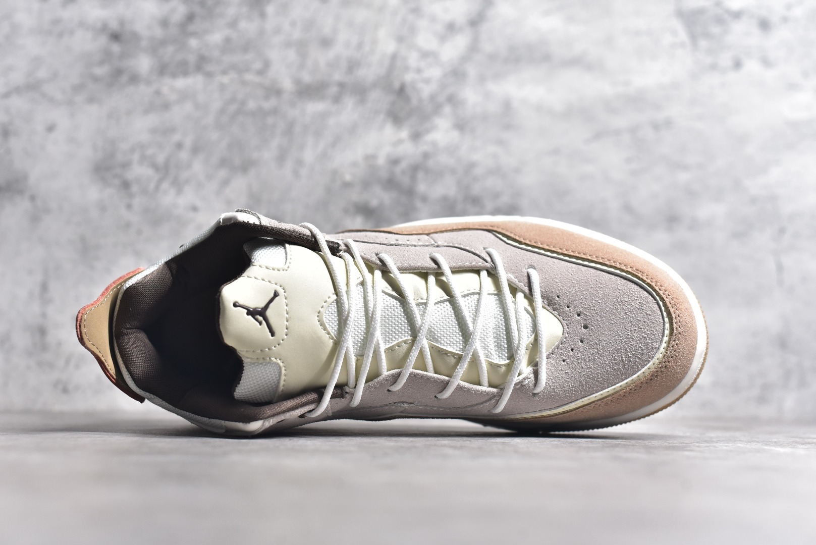 图片[4]-#秒杀 ️Air Jordan Courtside AJ23 简版中帮复古休闲运动文化篮球鞋 市面唯一纯原批次 全套原纸板楦头开发 原厂大底磨具加持立体防滑纹理 原装可视Air Sole气垫 原汁原味最完美的版型 唯一正确鞋头趴度弧度高度鞋身腰线 作为AJ3到AJ4之间的过渡产品 之所以被称为AJ3的简版 它们的造型非常的相似但是也有一些差异 鞋面采用耐磨的牛剖层和人造革鞋面搭配 后跟可以明显看见Air Max气垫 出色的包裹效果让鞋子脚感非常舒适 尺码：36 36.5 37.5 38 38.5 39 40 40.5 41 42 42.5 43 44 45 46 47.5-选品中心
