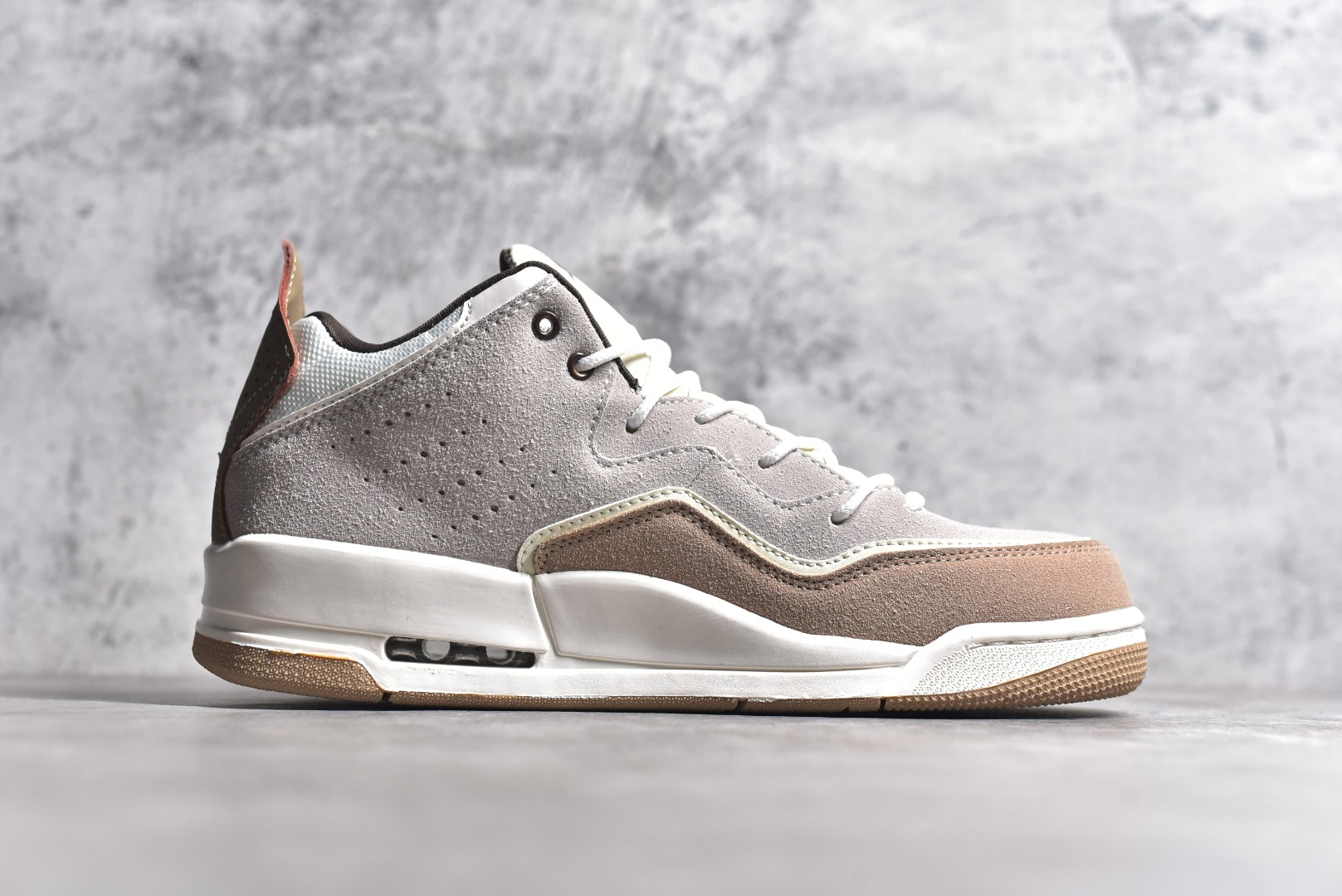 图片[3]-#秒杀 ️Air Jordan Courtside AJ23 简版中帮复古休闲运动文化篮球鞋 市面唯一纯原批次 全套原纸板楦头开发 原厂大底磨具加持立体防滑纹理 原装可视Air Sole气垫 原汁原味最完美的版型 唯一正确鞋头趴度弧度高度鞋身腰线 作为AJ3到AJ4之间的过渡产品 之所以被称为AJ3的简版 它们的造型非常的相似但是也有一些差异 鞋面采用耐磨的牛剖层和人造革鞋面搭配 后跟可以明显看见Air Max气垫 出色的包裹效果让鞋子脚感非常舒适 尺码：36 36.5 37.5 38 38.5 39 40 40.5 41 42 42.5 43 44 45 46 47.5-选品中心