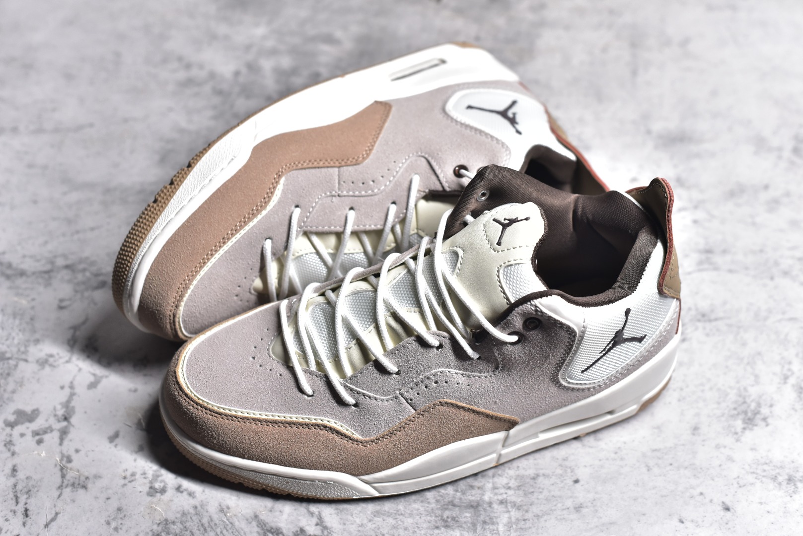 图片[7]-#秒杀 ️Air Jordan Courtside AJ23 简版中帮复古休闲运动文化篮球鞋 市面唯一纯原批次 全套原纸板楦头开发 原厂大底磨具加持立体防滑纹理 原装可视Air Sole气垫 原汁原味最完美的版型 唯一正确鞋头趴度弧度高度鞋身腰线 作为AJ3到AJ4之间的过渡产品 之所以被称为AJ3的简版 它们的造型非常的相似但是也有一些差异 鞋面采用耐磨的牛剖层和人造革鞋面搭配 后跟可以明显看见Air Max气垫 出色的包裹效果让鞋子脚感非常舒适 尺码：36 36.5 37.5 38 38.5 39 40 40.5 41 42 42.5 43 44 45 46 47.5-选品中心