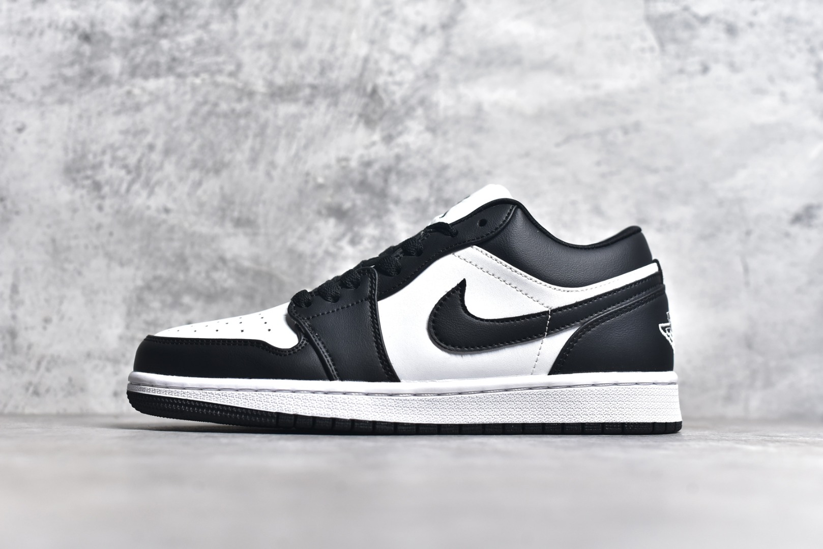 #特价 头层皮️ 性价比天花板级 Air Jordan 1 Low 低帮 AJ1乔1低帮休闲板鞋 同步官方配色 市场唯一独家头层皮打造 原鞋原档案开发 原厂皮料 原档冲孔鞋头 正确满胶鞋垫 四线拉帮 原厂织唛标 鞋舌高弹海绵 尺码：36 36.5 37.5 38 38.5 39 40 40.5 41 42 42.5 43 44 44.5 45 46-选品中心