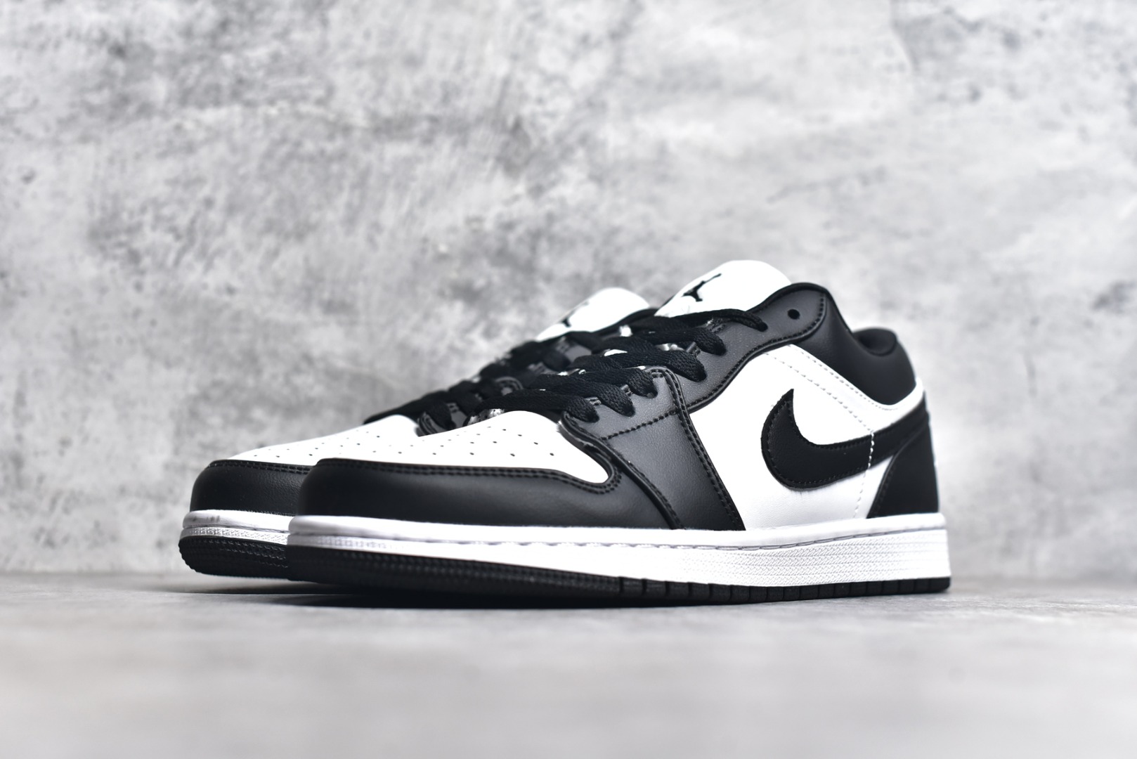 图片[2]-#特价 头层皮️ 性价比天花板级 Air Jordan 1 Low 低帮 AJ1乔1低帮休闲板鞋 同步官方配色 市场唯一独家头层皮打造 原鞋原档案开发 原厂皮料 原档冲孔鞋头 正确满胶鞋垫 四线拉帮 原厂织唛标 鞋舌高弹海绵 尺码：36 36.5 37.5 38 38.5 39 40 40.5 41 42 42.5 43 44 44.5 45 46-选品中心