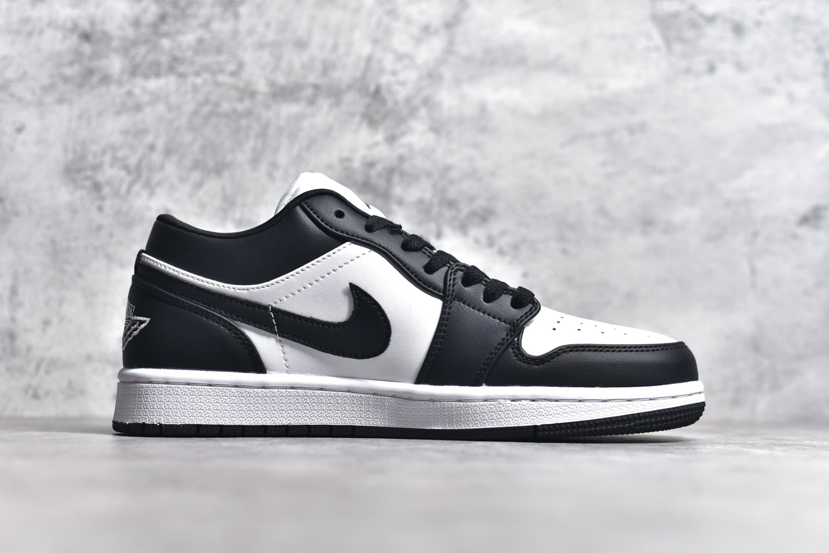 图片[3]-#特价 头层皮️ 性价比天花板级 Air Jordan 1 Low 低帮 AJ1乔1低帮休闲板鞋 同步官方配色 市场唯一独家头层皮打造 原鞋原档案开发 原厂皮料 原档冲孔鞋头 正确满胶鞋垫 四线拉帮 原厂织唛标 鞋舌高弹海绵 尺码：36 36.5 37.5 38 38.5 39 40 40.5 41 42 42.5 43 44 44.5 45 46-选品中心