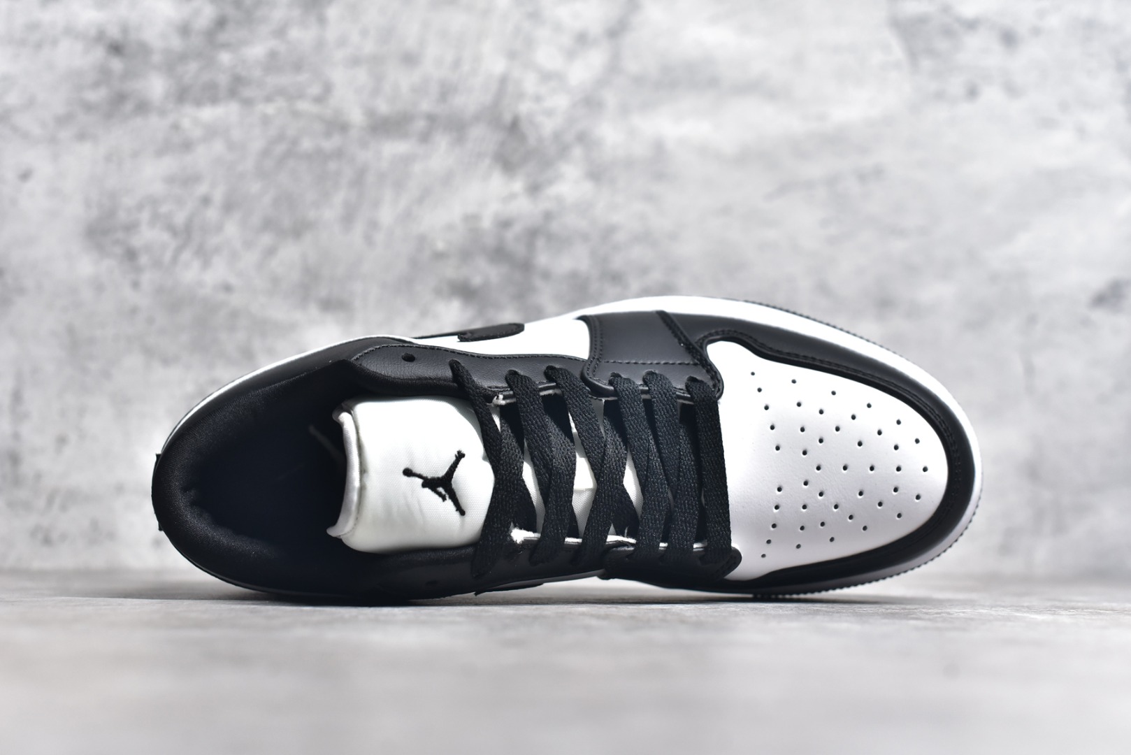 图片[4]-#特价 头层皮️ 性价比天花板级 Air Jordan 1 Low 低帮 AJ1乔1低帮休闲板鞋 同步官方配色 市场唯一独家头层皮打造 原鞋原档案开发 原厂皮料 原档冲孔鞋头 正确满胶鞋垫 四线拉帮 原厂织唛标 鞋舌高弹海绵 尺码：36 36.5 37.5 38 38.5 39 40 40.5 41 42 42.5 43 44 44.5 45 46-选品中心