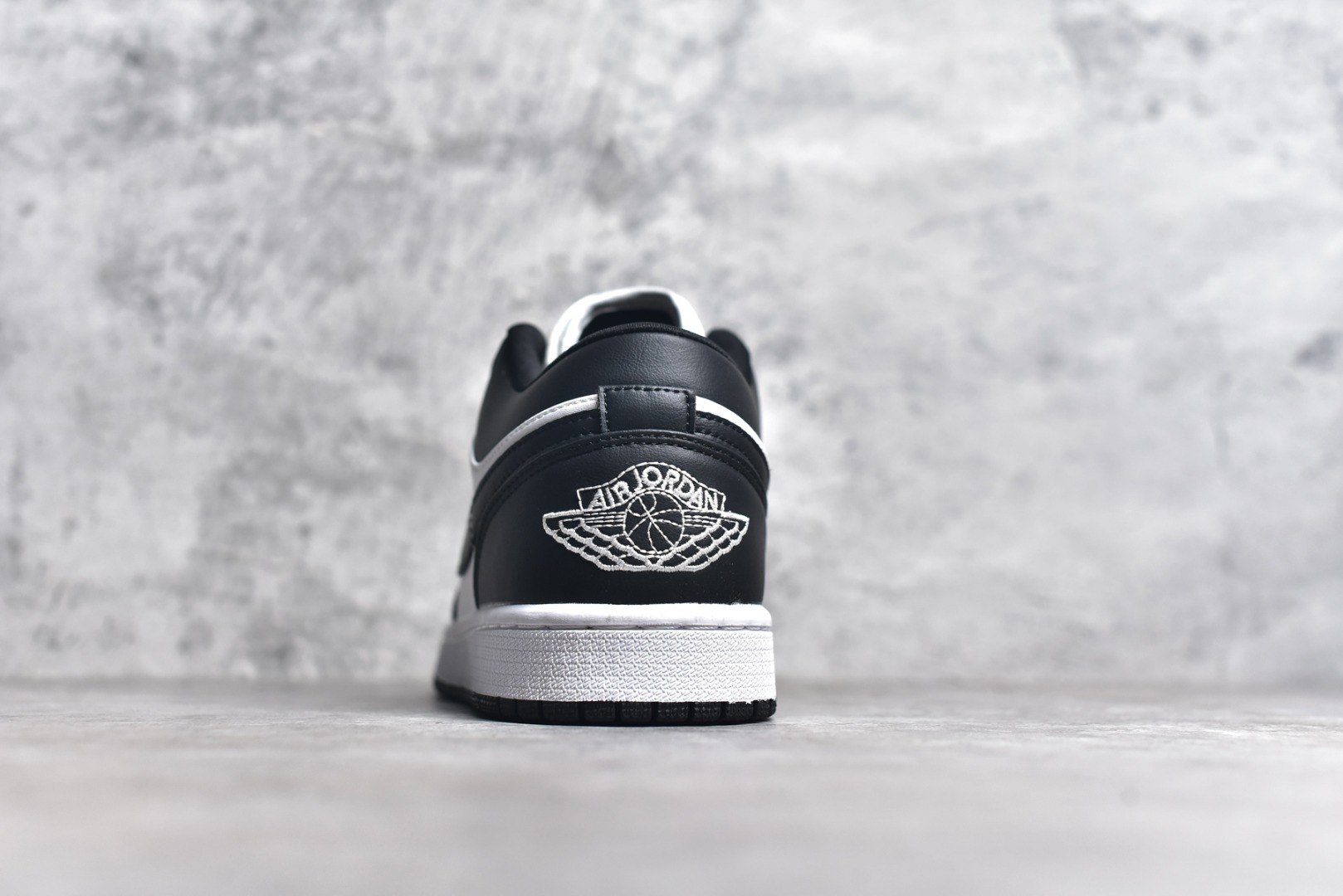 图片[5]-#特价 头层皮️ 性价比天花板级 Air Jordan 1 Low 低帮 AJ1乔1低帮休闲板鞋 同步官方配色 市场唯一独家头层皮打造 原鞋原档案开发 原厂皮料 原档冲孔鞋头 正确满胶鞋垫 四线拉帮 原厂织唛标 鞋舌高弹海绵 尺码：36 36.5 37.5 38 38.5 39 40 40.5 41 42 42.5 43 44 44.5 45 46-选品中心