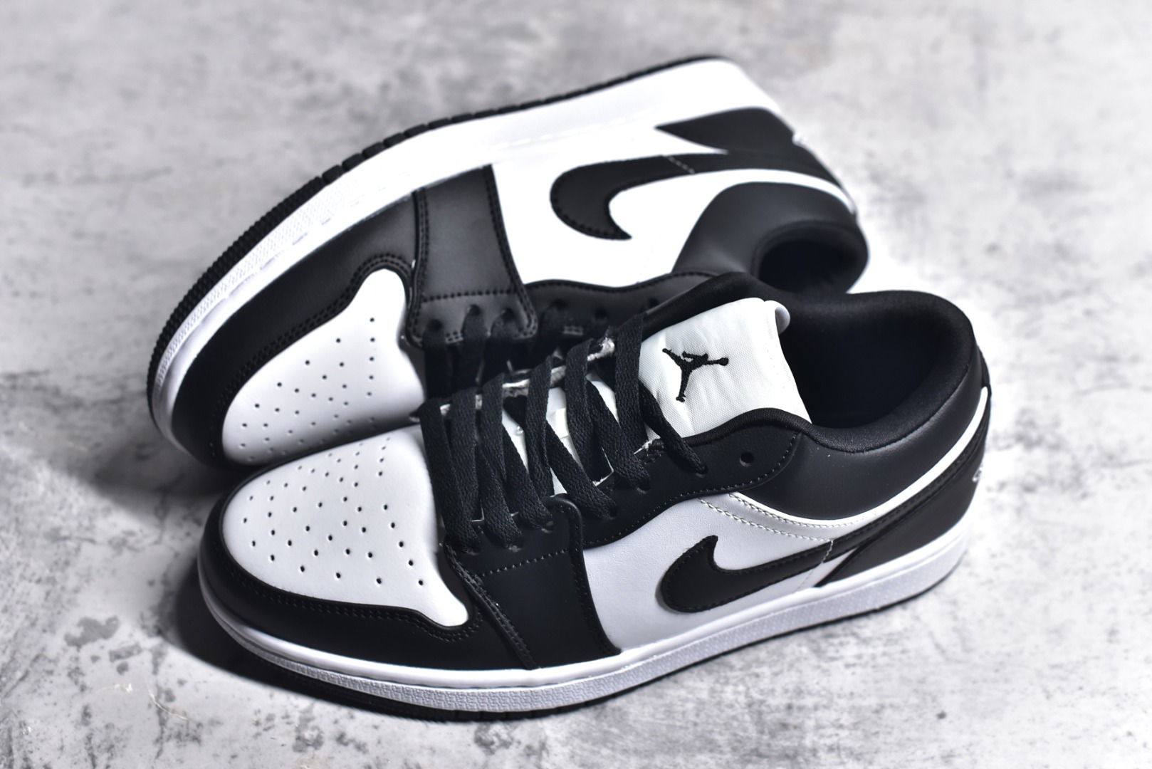 图片[7]-#特价 头层皮️ 性价比天花板级 Air Jordan 1 Low 低帮 AJ1乔1低帮休闲板鞋 同步官方配色 市场唯一独家头层皮打造 原鞋原档案开发 原厂皮料 原档冲孔鞋头 正确满胶鞋垫 四线拉帮 原厂织唛标 鞋舌高弹海绵 尺码：36 36.5 37.5 38 38.5 39 40 40.5 41 42 42.5 43 44 44.5 45 46-选品中心