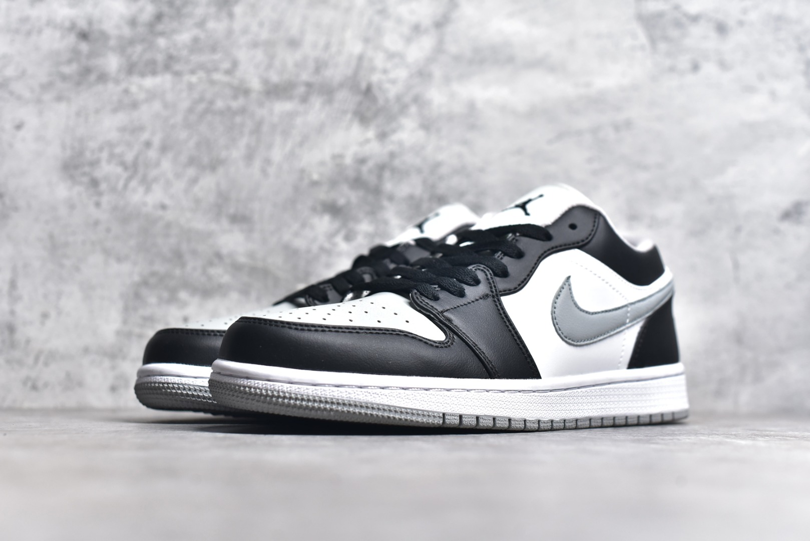 图片[2]-#特价 头层皮️ 性价比天花板级 Air Jordan 1 Low 低帮 AJ1乔1低帮休闲板鞋 同步官方配色 市场唯一独家头层皮打造 原鞋原档案开发 原厂皮料 原档冲孔鞋头 正确满胶鞋垫 四线拉帮 原厂织唛标 鞋舌高弹海绵 尺码：36 36.5 37.5 38 38.5 39 40 40.5 41 42 42.5 43 44 44.5 45 46-选品中心