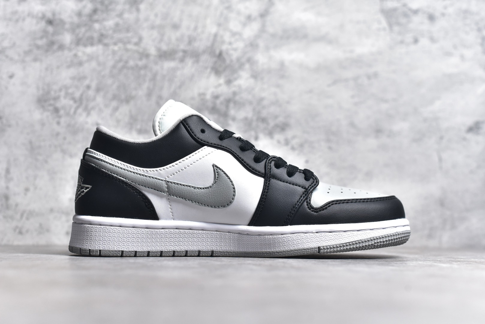 图片[3]-#特价 头层皮️ 性价比天花板级 Air Jordan 1 Low 低帮 AJ1乔1低帮休闲板鞋 同步官方配色 市场唯一独家头层皮打造 原鞋原档案开发 原厂皮料 原档冲孔鞋头 正确满胶鞋垫 四线拉帮 原厂织唛标 鞋舌高弹海绵 尺码：36 36.5 37.5 38 38.5 39 40 40.5 41 42 42.5 43 44 44.5 45 46-选品中心