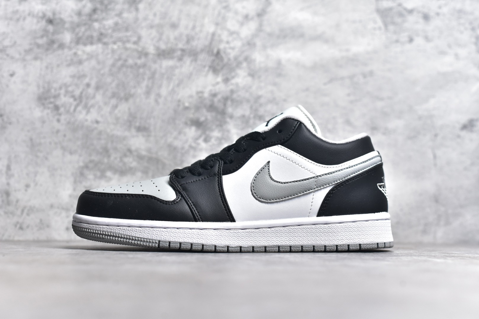 #特价 头层皮️ 性价比天花板级 Air Jordan 1 Low 低帮 AJ1乔1低帮休闲板鞋 同步官方配色 市场唯一独家头层皮打造 原鞋原档案开发 原厂皮料 原档冲孔鞋头 正确满胶鞋垫 四线拉帮 原厂织唛标 鞋舌高弹海绵 尺码：36 36.5 37.5 38 38.5 39 40 40.5 41 42 42.5 43 44 44.5 45 46-选品中心