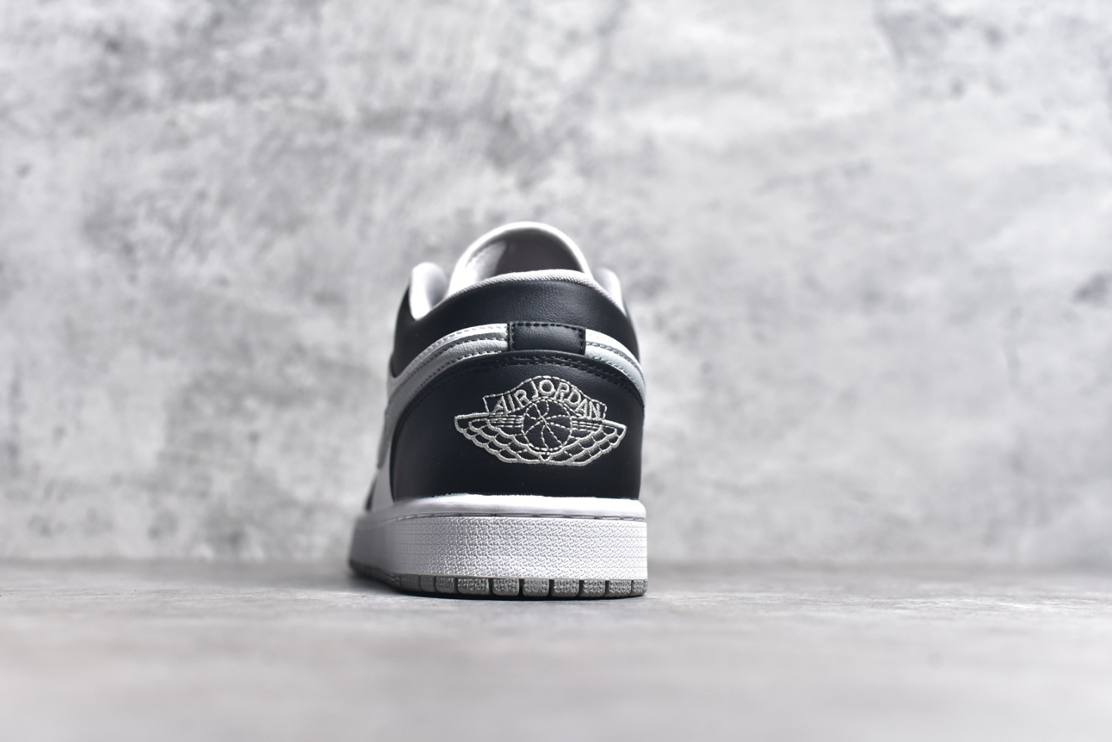 图片[5]-#特价 头层皮️ 性价比天花板级 Air Jordan 1 Low 低帮 AJ1乔1低帮休闲板鞋 同步官方配色 市场唯一独家头层皮打造 原鞋原档案开发 原厂皮料 原档冲孔鞋头 正确满胶鞋垫 四线拉帮 原厂织唛标 鞋舌高弹海绵 尺码：36 36.5 37.5 38 38.5 39 40 40.5 41 42 42.5 43 44 44.5 45 46-选品中心