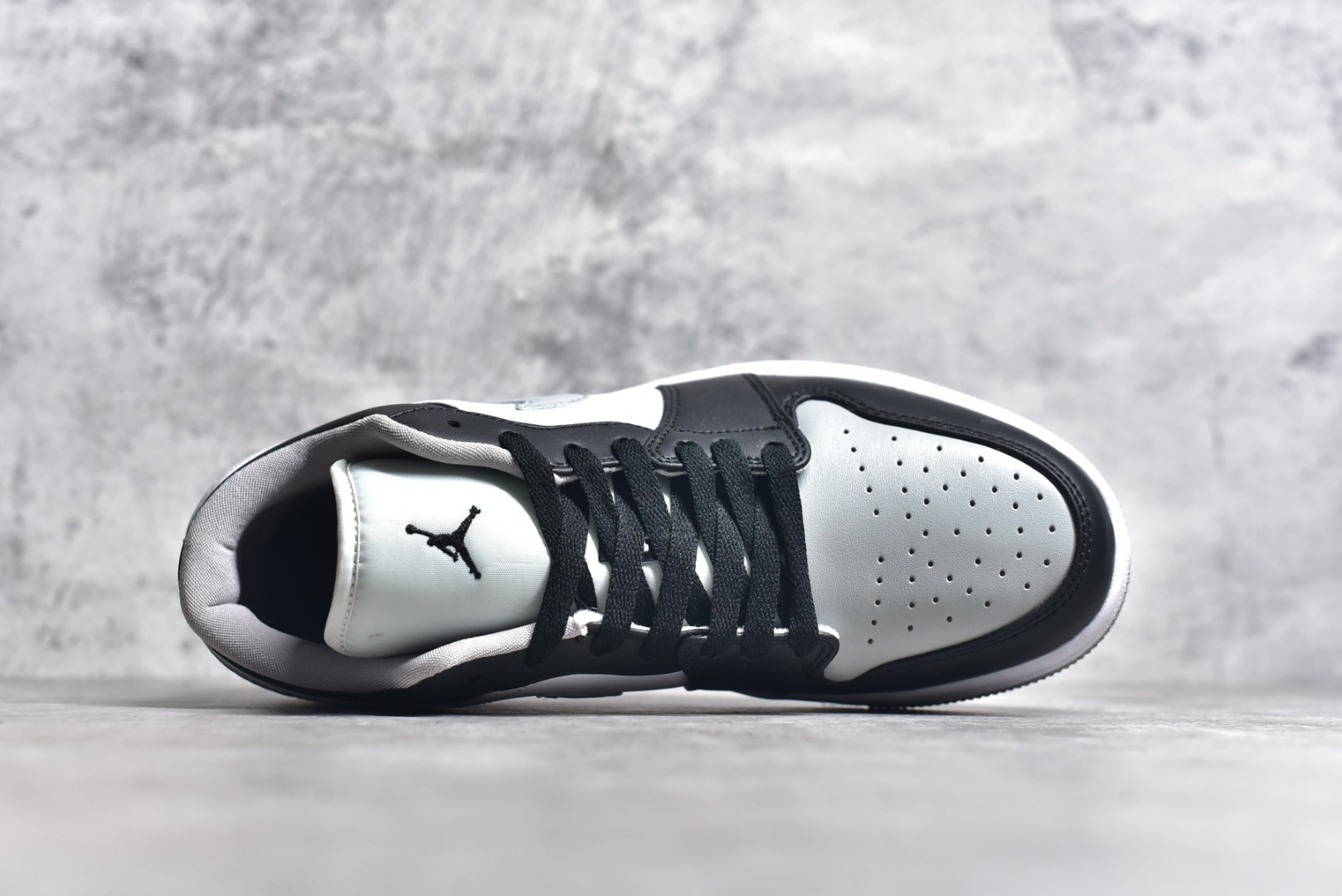图片[4]-#特价 头层皮️ 性价比天花板级 Air Jordan 1 Low 低帮 AJ1乔1低帮休闲板鞋 同步官方配色 市场唯一独家头层皮打造 原鞋原档案开发 原厂皮料 原档冲孔鞋头 正确满胶鞋垫 四线拉帮 原厂织唛标 鞋舌高弹海绵 尺码：36 36.5 37.5 38 38.5 39 40 40.5 41 42 42.5 43 44 44.5 45 46-选品中心