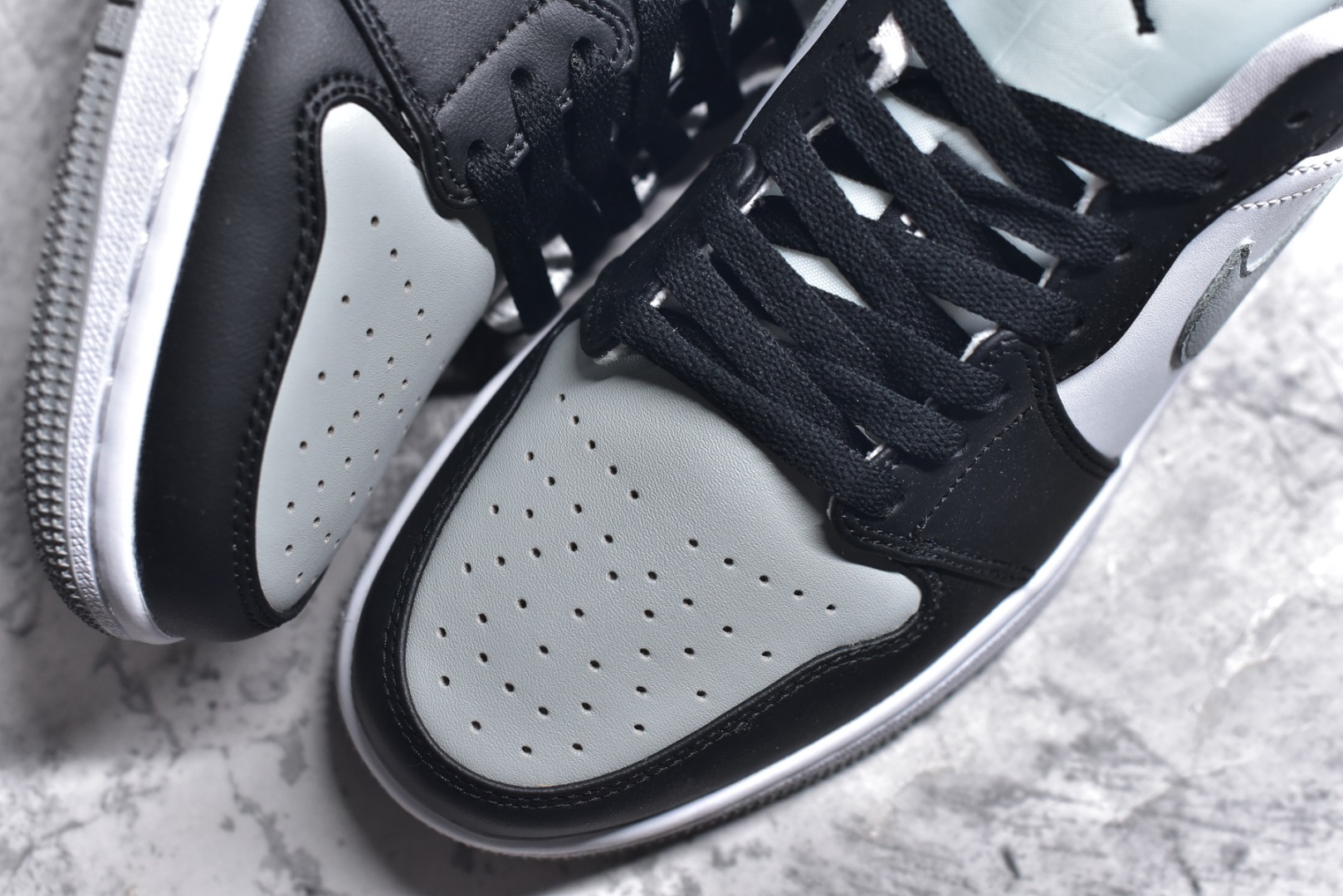 图片[8]-#特价 头层皮️ 性价比天花板级 Air Jordan 1 Low 低帮 AJ1乔1低帮休闲板鞋 同步官方配色 市场唯一独家头层皮打造 原鞋原档案开发 原厂皮料 原档冲孔鞋头 正确满胶鞋垫 四线拉帮 原厂织唛标 鞋舌高弹海绵 尺码：36 36.5 37.5 38 38.5 39 40 40.5 41 42 42.5 43 44 44.5 45 46-选品中心