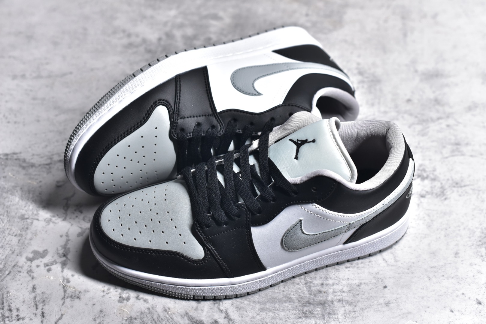 图片[7]-#特价 头层皮️ 性价比天花板级 Air Jordan 1 Low 低帮 AJ1乔1低帮休闲板鞋 同步官方配色 市场唯一独家头层皮打造 原鞋原档案开发 原厂皮料 原档冲孔鞋头 正确满胶鞋垫 四线拉帮 原厂织唛标 鞋舌高弹海绵 尺码：36 36.5 37.5 38 38.5 39 40 40.5 41 42 42.5 43 44 44.5 45 46-选品中心