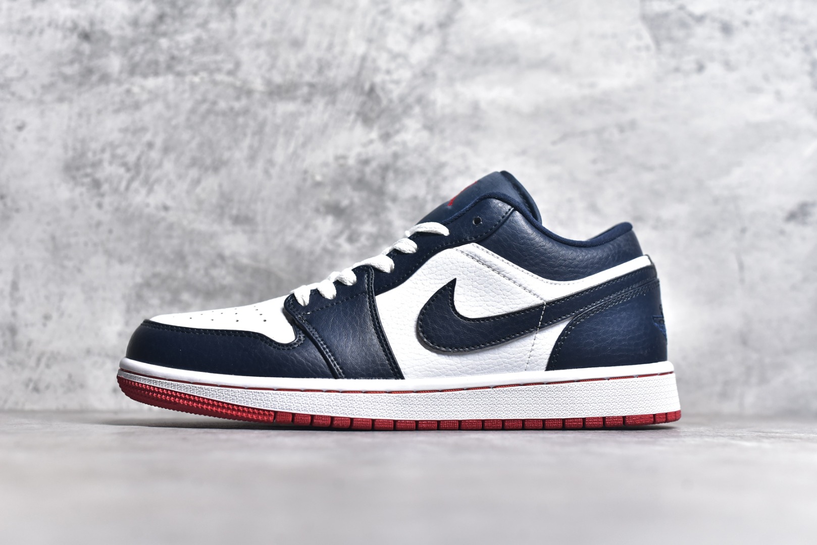 #特价 头层皮️ 性价比天花板级 Air Jordan 1 Low 低帮 AJ1乔1低帮休闲板鞋 同步官方配色 市场唯一独家头层皮打造 原鞋原档案开发 原厂皮料 原档冲孔鞋头 正确满胶鞋垫 四线拉帮 原厂织唛标 鞋舌高弹海绵 尺码：36 36.5 37.5 38 38.5 39 40 40.5 41 42 42.5 43 44 44.5 45 46-选品中心