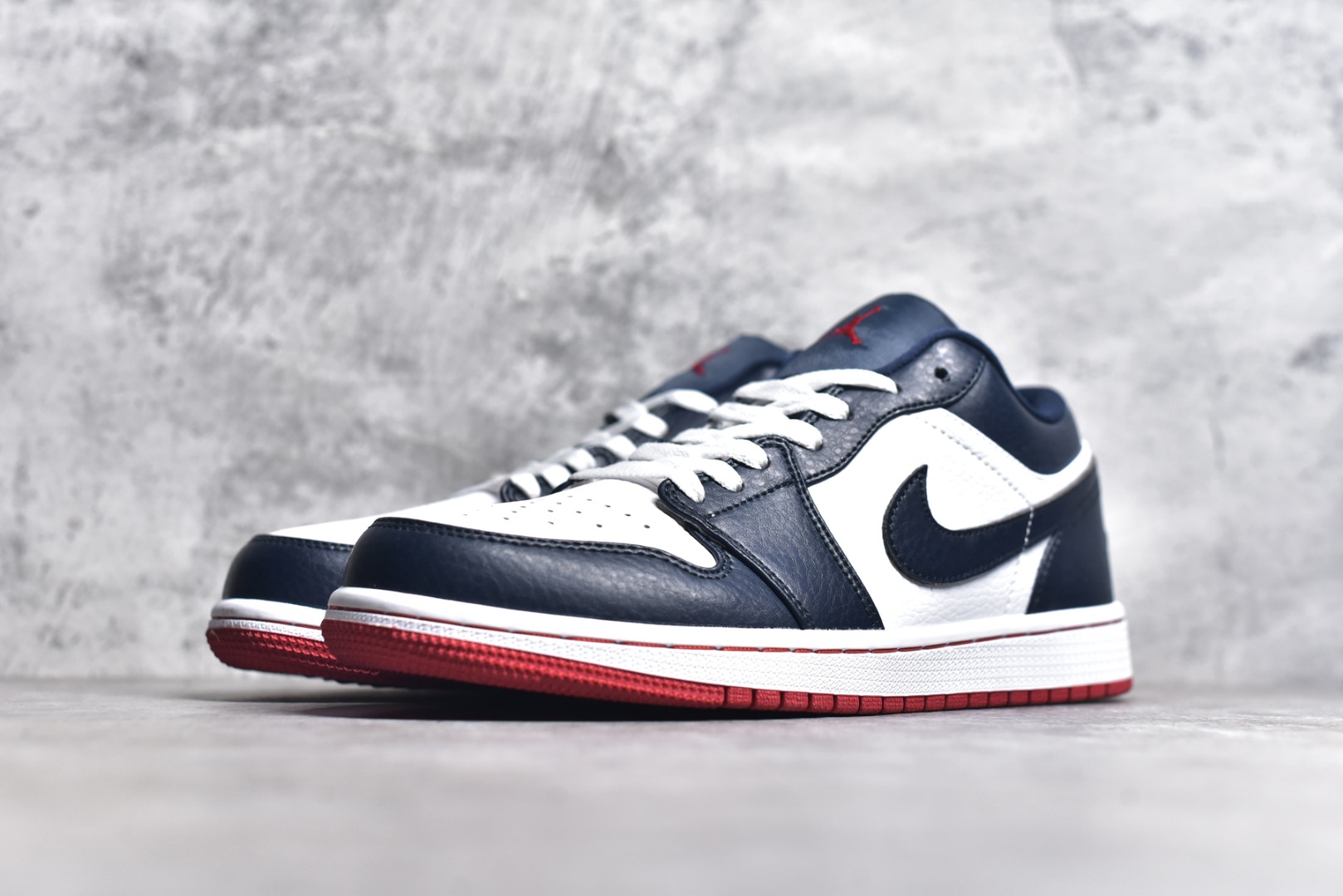 图片[2]-#特价 头层皮️ 性价比天花板级 Air Jordan 1 Low 低帮 AJ1乔1低帮休闲板鞋 同步官方配色 市场唯一独家头层皮打造 原鞋原档案开发 原厂皮料 原档冲孔鞋头 正确满胶鞋垫 四线拉帮 原厂织唛标 鞋舌高弹海绵 尺码：36 36.5 37.5 38 38.5 39 40 40.5 41 42 42.5 43 44 44.5 45 46-选品中心