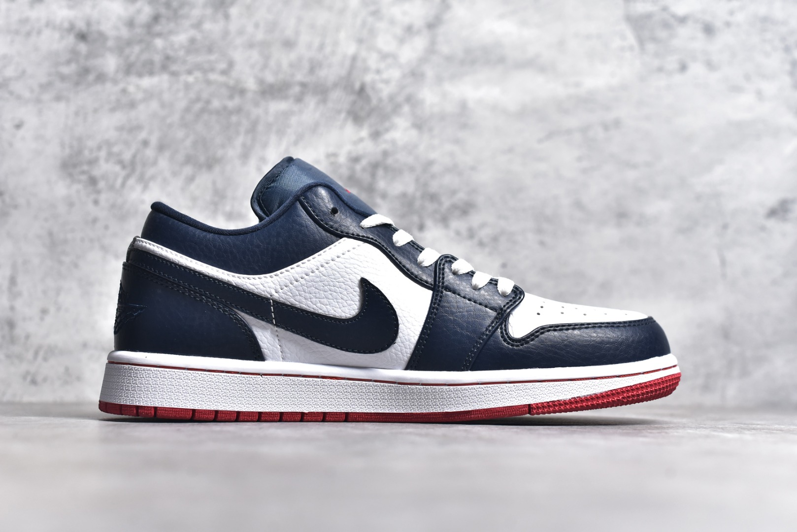 图片[3]-#特价 头层皮️ 性价比天花板级 Air Jordan 1 Low 低帮 AJ1乔1低帮休闲板鞋 同步官方配色 市场唯一独家头层皮打造 原鞋原档案开发 原厂皮料 原档冲孔鞋头 正确满胶鞋垫 四线拉帮 原厂织唛标 鞋舌高弹海绵 尺码：36 36.5 37.5 38 38.5 39 40 40.5 41 42 42.5 43 44 44.5 45 46-选品中心