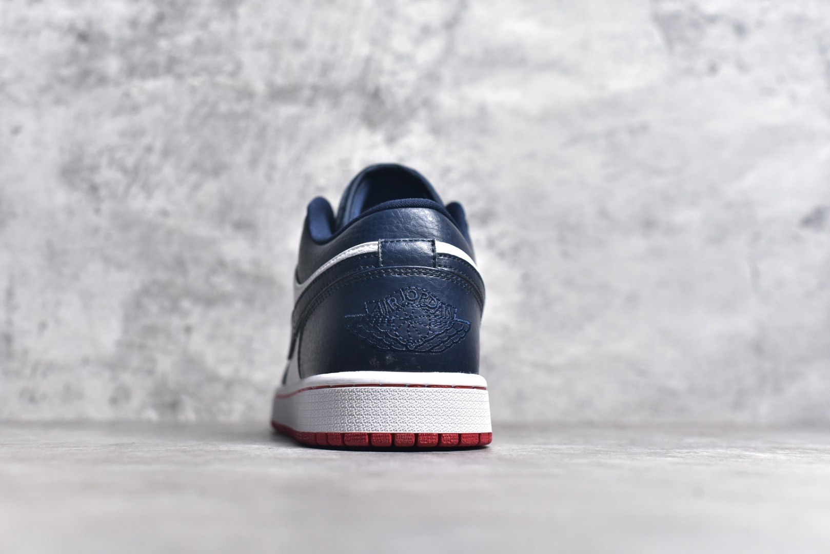 图片[5]-#特价 头层皮️ 性价比天花板级 Air Jordan 1 Low 低帮 AJ1乔1低帮休闲板鞋 同步官方配色 市场唯一独家头层皮打造 原鞋原档案开发 原厂皮料 原档冲孔鞋头 正确满胶鞋垫 四线拉帮 原厂织唛标 鞋舌高弹海绵 尺码：36 36.5 37.5 38 38.5 39 40 40.5 41 42 42.5 43 44 44.5 45 46-选品中心