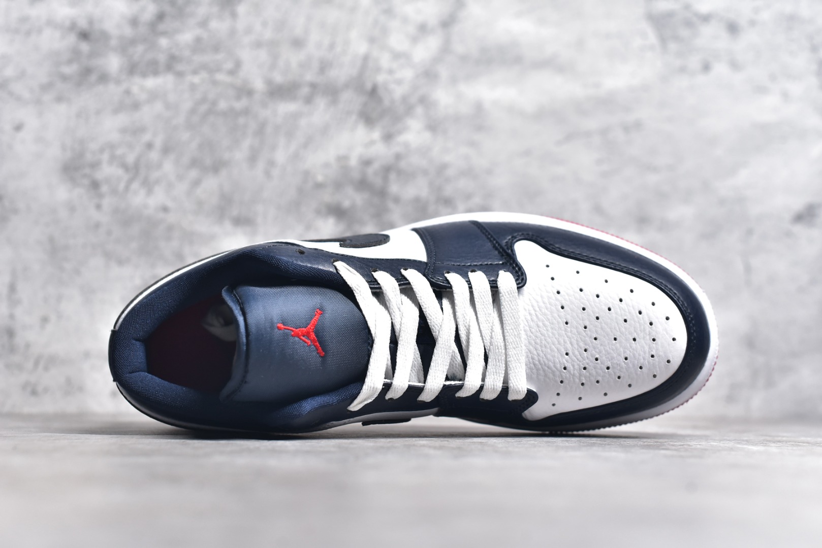 图片[4]-#特价 头层皮️ 性价比天花板级 Air Jordan 1 Low 低帮 AJ1乔1低帮休闲板鞋 同步官方配色 市场唯一独家头层皮打造 原鞋原档案开发 原厂皮料 原档冲孔鞋头 正确满胶鞋垫 四线拉帮 原厂织唛标 鞋舌高弹海绵 尺码：36 36.5 37.5 38 38.5 39 40 40.5 41 42 42.5 43 44 44.5 45 46-选品中心
