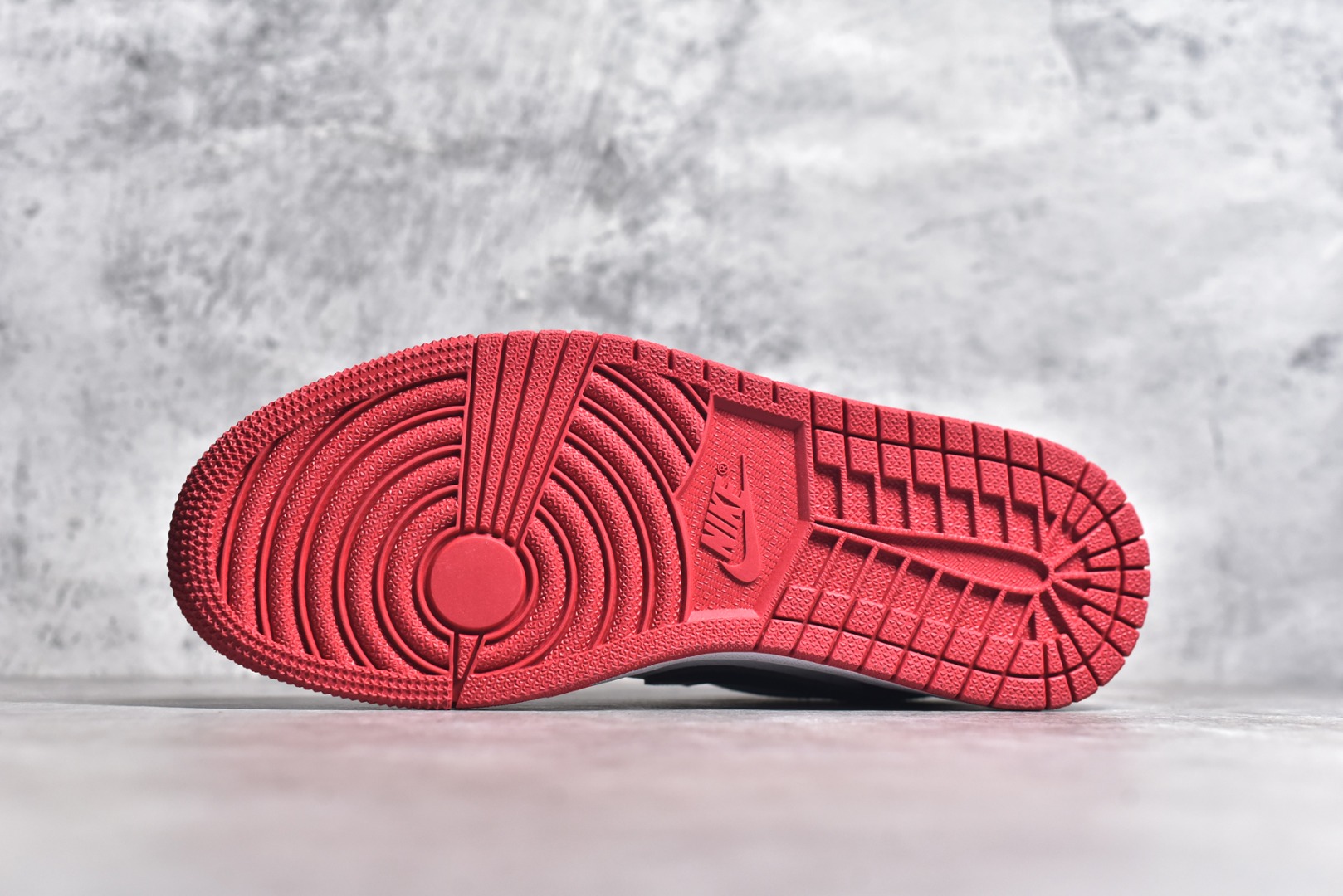 图片[6]-#特价 头层皮️ 性价比天花板级 Air Jordan 1 Low 低帮 AJ1乔1低帮休闲板鞋 同步官方配色 市场唯一独家头层皮打造 原鞋原档案开发 原厂皮料 原档冲孔鞋头 正确满胶鞋垫 四线拉帮 原厂织唛标 鞋舌高弹海绵 尺码：36 36.5 37.5 38 38.5 39 40 40.5 41 42 42.5 43 44 44.5 45 46-选品中心