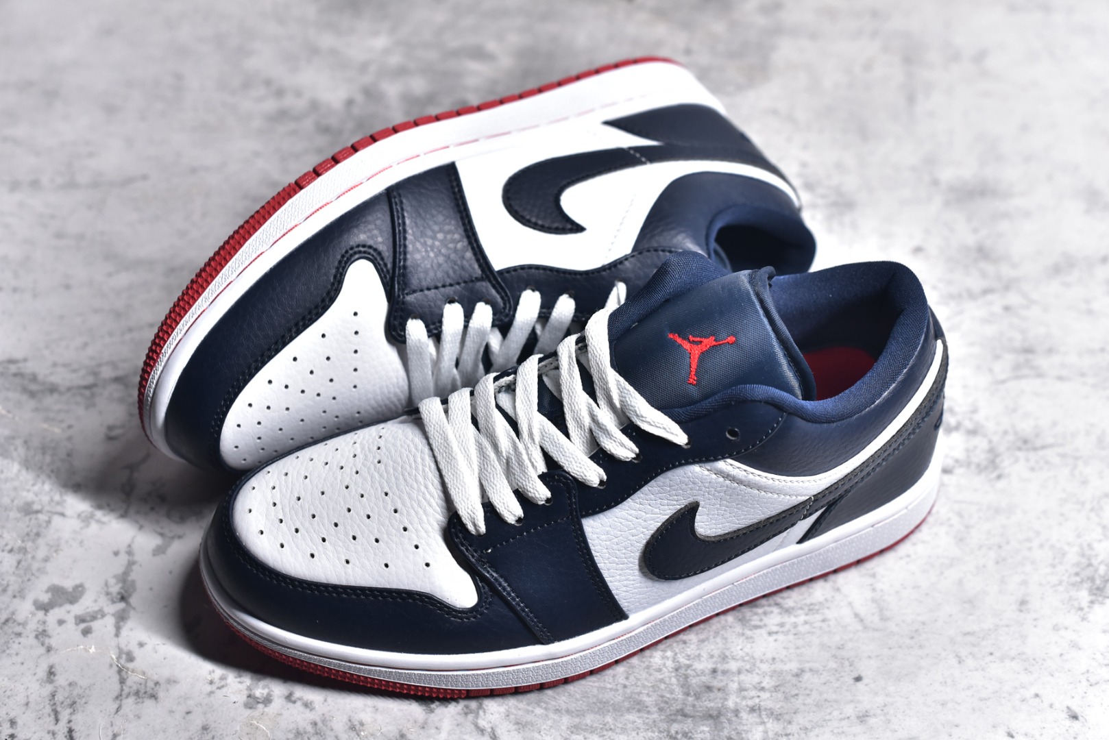 图片[7]-#特价 头层皮️ 性价比天花板级 Air Jordan 1 Low 低帮 AJ1乔1低帮休闲板鞋 同步官方配色 市场唯一独家头层皮打造 原鞋原档案开发 原厂皮料 原档冲孔鞋头 正确满胶鞋垫 四线拉帮 原厂织唛标 鞋舌高弹海绵 尺码：36 36.5 37.5 38 38.5 39 40 40.5 41 42 42.5 43 44 44.5 45 46-选品中心