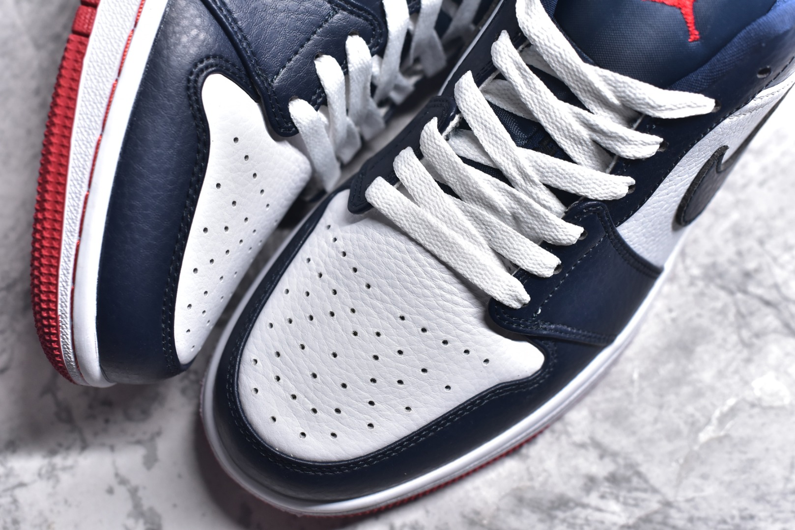 图片[8]-#特价 头层皮️ 性价比天花板级 Air Jordan 1 Low 低帮 AJ1乔1低帮休闲板鞋 同步官方配色 市场唯一独家头层皮打造 原鞋原档案开发 原厂皮料 原档冲孔鞋头 正确满胶鞋垫 四线拉帮 原厂织唛标 鞋舌高弹海绵 尺码：36 36.5 37.5 38 38.5 39 40 40.5 41 42 42.5 43 44 44.5 45 46-选品中心
