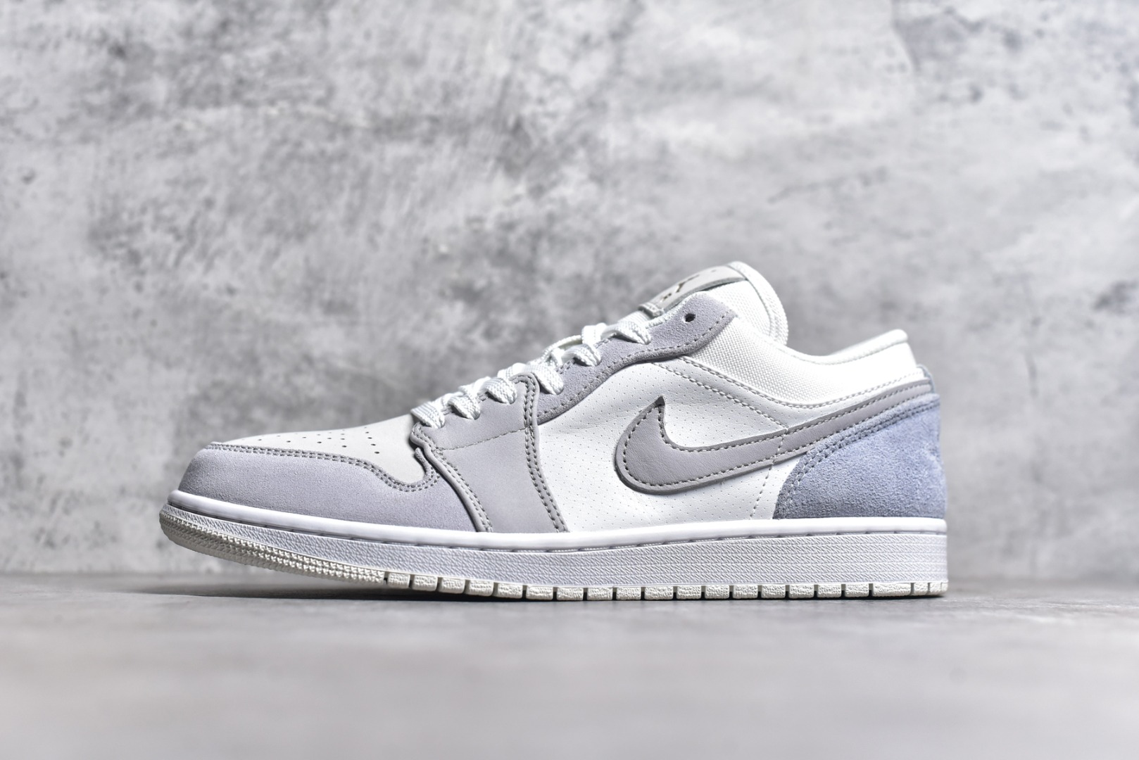 #特价 头层皮️ 性价比天花板级 Air Jordan 1 Low 低帮 AJ1乔1低帮休闲板鞋 同步官方配色 市场唯一独家头层皮打造 原鞋原档案开发 原厂皮料 原档冲孔鞋头 正确满胶鞋垫 四线拉帮 原厂织唛标 鞋舌高弹海绵 尺码：36 36.5 37.5 38 38.5 39 40 40.5 41 42 42.5 43 44 44.5 45 46-选品中心