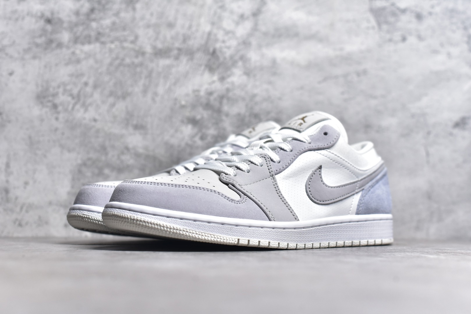 图片[2]-#特价 头层皮️ 性价比天花板级 Air Jordan 1 Low 低帮 AJ1乔1低帮休闲板鞋 同步官方配色 市场唯一独家头层皮打造 原鞋原档案开发 原厂皮料 原档冲孔鞋头 正确满胶鞋垫 四线拉帮 原厂织唛标 鞋舌高弹海绵 尺码：36 36.5 37.5 38 38.5 39 40 40.5 41 42 42.5 43 44 44.5 45 46-选品中心
