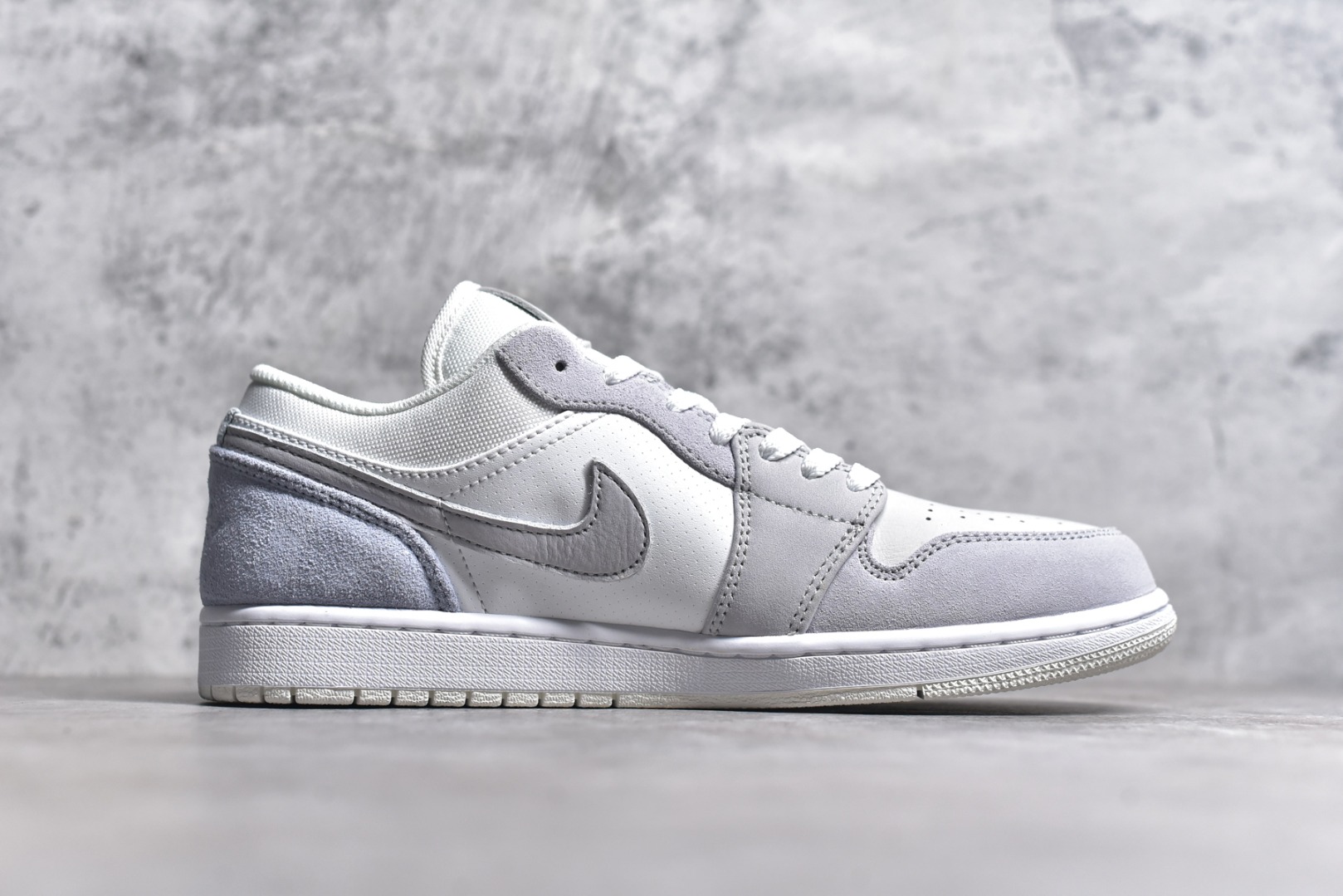 图片[3]-#特价 头层皮️ 性价比天花板级 Air Jordan 1 Low 低帮 AJ1乔1低帮休闲板鞋 同步官方配色 市场唯一独家头层皮打造 原鞋原档案开发 原厂皮料 原档冲孔鞋头 正确满胶鞋垫 四线拉帮 原厂织唛标 鞋舌高弹海绵 尺码：36 36.5 37.5 38 38.5 39 40 40.5 41 42 42.5 43 44 44.5 45 46-选品中心
