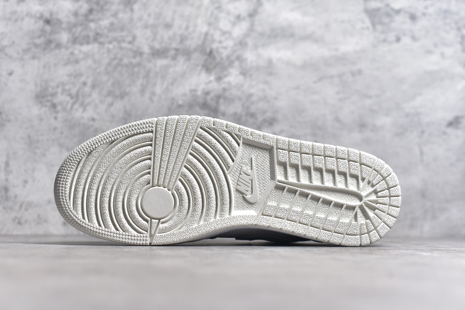 图片[6]-#特价 头层皮️ 性价比天花板级 Air Jordan 1 Low 低帮 AJ1乔1低帮休闲板鞋 同步官方配色 市场唯一独家头层皮打造 原鞋原档案开发 原厂皮料 原档冲孔鞋头 正确满胶鞋垫 四线拉帮 原厂织唛标 鞋舌高弹海绵 尺码：36 36.5 37.5 38 38.5 39 40 40.5 41 42 42.5 43 44 44.5 45 46-选品中心