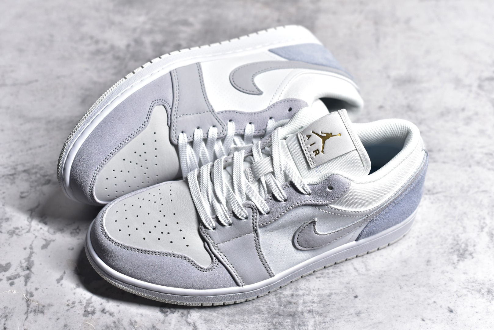 图片[7]-#特价 头层皮️ 性价比天花板级 Air Jordan 1 Low 低帮 AJ1乔1低帮休闲板鞋 同步官方配色 市场唯一独家头层皮打造 原鞋原档案开发 原厂皮料 原档冲孔鞋头 正确满胶鞋垫 四线拉帮 原厂织唛标 鞋舌高弹海绵 尺码：36 36.5 37.5 38 38.5 39 40 40.5 41 42 42.5 43 44 44.5 45 46-选品中心