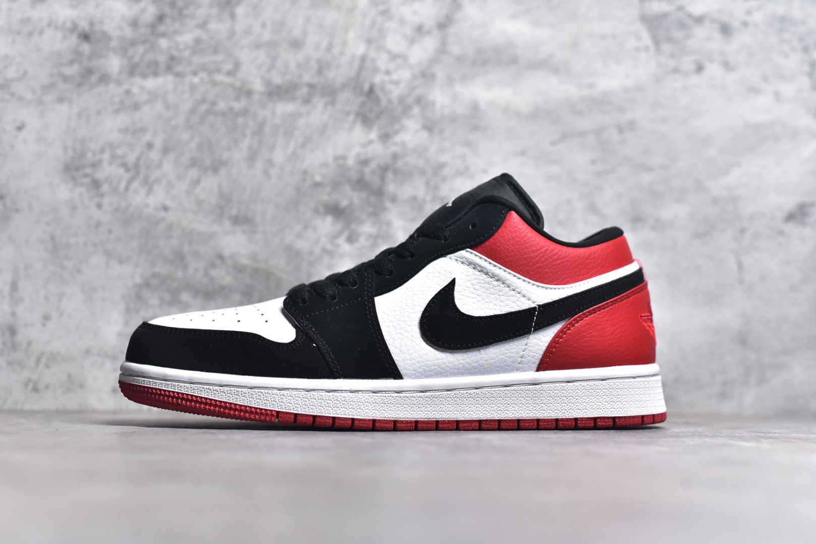 #特价 头层皮️ 性价比天花板级 Air Jordan 1 Low 低帮 AJ1乔1低帮休闲板鞋 同步官方配色 市场唯一独家头层皮打造 原鞋原档案开发 原厂皮料 原档冲孔鞋头 正确满胶鞋垫 四线拉帮 原厂织唛标 鞋舌高弹海绵 尺码：36 36.5 37.5 38 38.5 39 40 40.5 41 42 42.5 43 44 44.5 45 46-选品中心