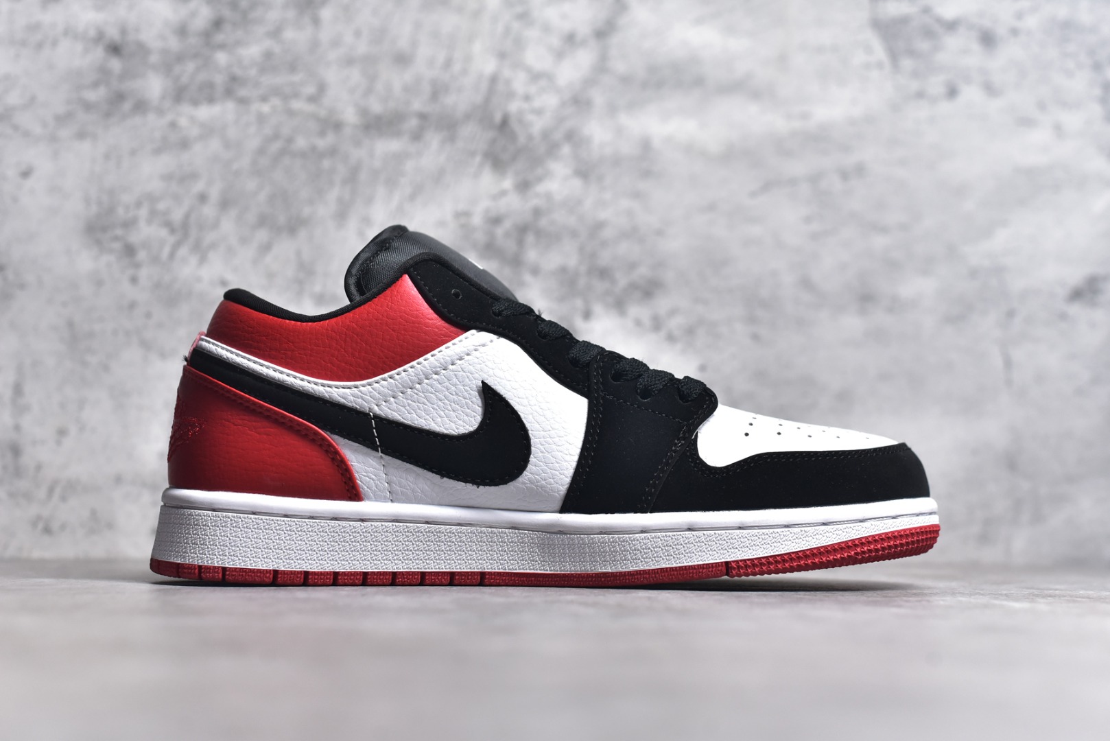 图片[3]-#特价 头层皮️ 性价比天花板级 Air Jordan 1 Low 低帮 AJ1乔1低帮休闲板鞋 同步官方配色 市场唯一独家头层皮打造 原鞋原档案开发 原厂皮料 原档冲孔鞋头 正确满胶鞋垫 四线拉帮 原厂织唛标 鞋舌高弹海绵 尺码：36 36.5 37.5 38 38.5 39 40 40.5 41 42 42.5 43 44 44.5 45 46-选品中心