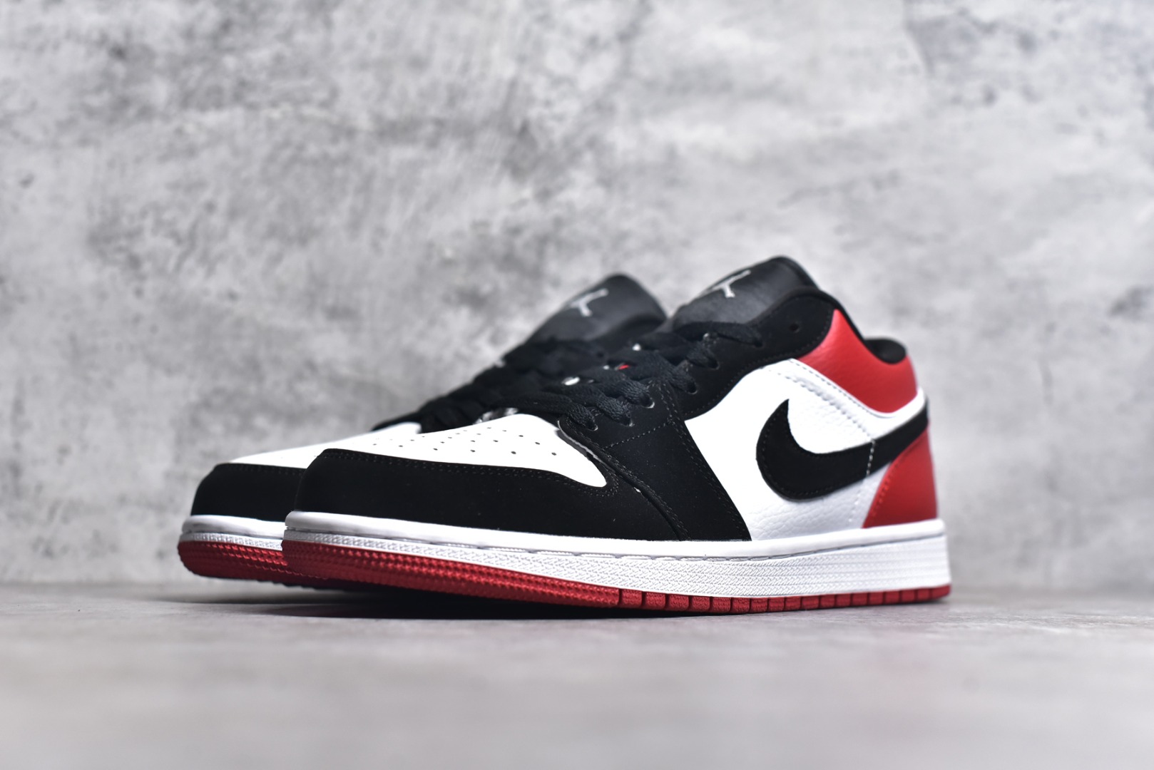 图片[2]-#特价 头层皮️ 性价比天花板级 Air Jordan 1 Low 低帮 AJ1乔1低帮休闲板鞋 同步官方配色 市场唯一独家头层皮打造 原鞋原档案开发 原厂皮料 原档冲孔鞋头 正确满胶鞋垫 四线拉帮 原厂织唛标 鞋舌高弹海绵 尺码：36 36.5 37.5 38 38.5 39 40 40.5 41 42 42.5 43 44 44.5 45 46-选品中心