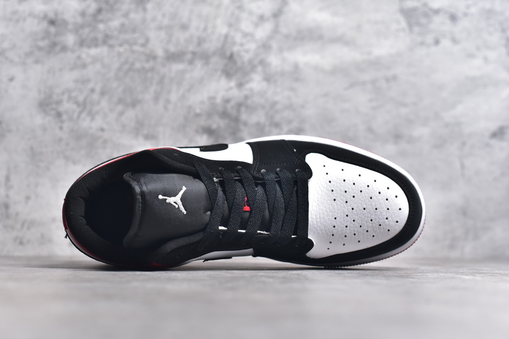 图片[4]-#特价 头层皮️ 性价比天花板级 Air Jordan 1 Low 低帮 AJ1乔1低帮休闲板鞋 同步官方配色 市场唯一独家头层皮打造 原鞋原档案开发 原厂皮料 原档冲孔鞋头 正确满胶鞋垫 四线拉帮 原厂织唛标 鞋舌高弹海绵 尺码：36 36.5 37.5 38 38.5 39 40 40.5 41 42 42.5 43 44 44.5 45 46-选品中心