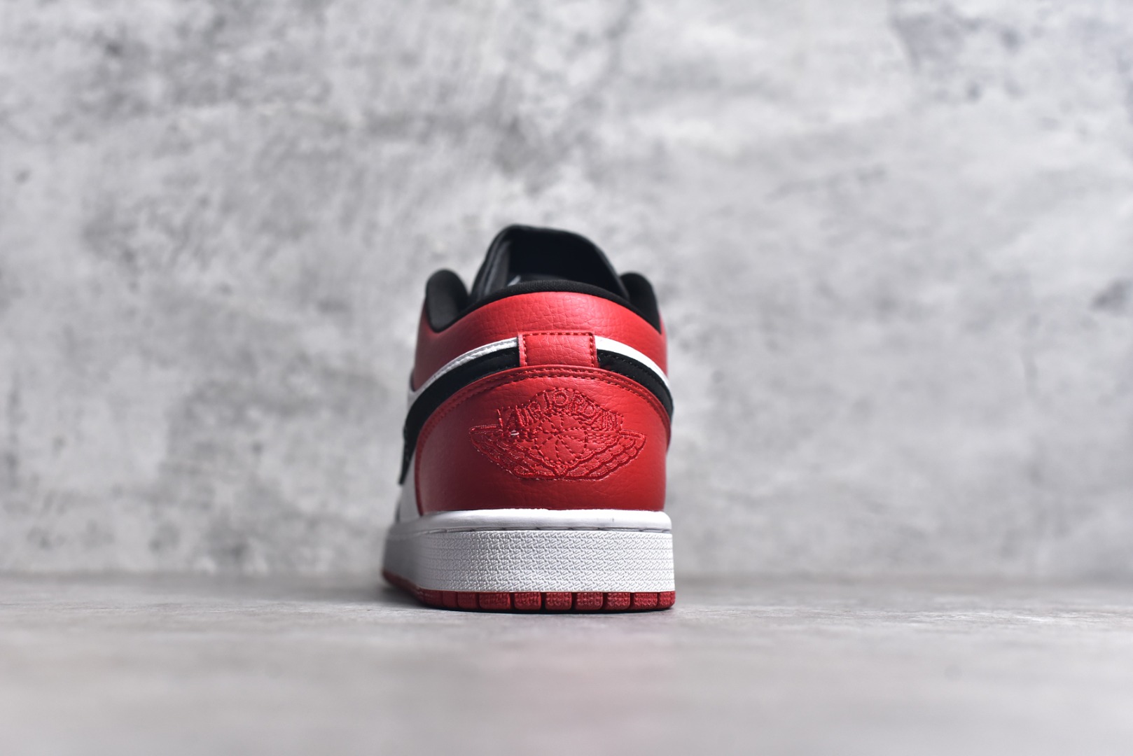 图片[5]-#特价 头层皮️ 性价比天花板级 Air Jordan 1 Low 低帮 AJ1乔1低帮休闲板鞋 同步官方配色 市场唯一独家头层皮打造 原鞋原档案开发 原厂皮料 原档冲孔鞋头 正确满胶鞋垫 四线拉帮 原厂织唛标 鞋舌高弹海绵 尺码：36 36.5 37.5 38 38.5 39 40 40.5 41 42 42.5 43 44 44.5 45 46-选品中心