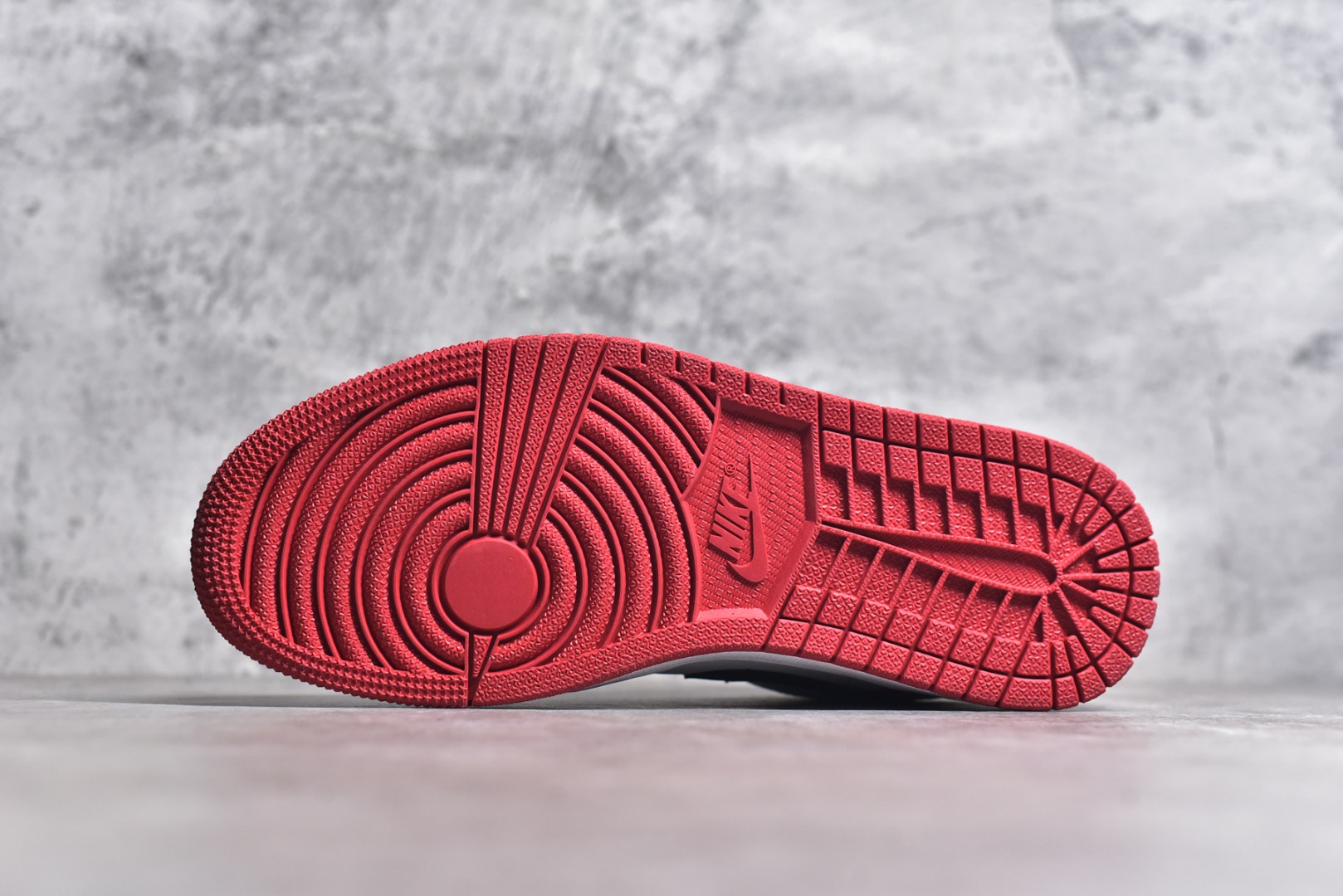图片[6]-#特价 头层皮️ 性价比天花板级 Air Jordan 1 Low 低帮 AJ1乔1低帮休闲板鞋 同步官方配色 市场唯一独家头层皮打造 原鞋原档案开发 原厂皮料 原档冲孔鞋头 正确满胶鞋垫 四线拉帮 原厂织唛标 鞋舌高弹海绵 尺码：36 36.5 37.5 38 38.5 39 40 40.5 41 42 42.5 43 44 44.5 45 46-选品中心