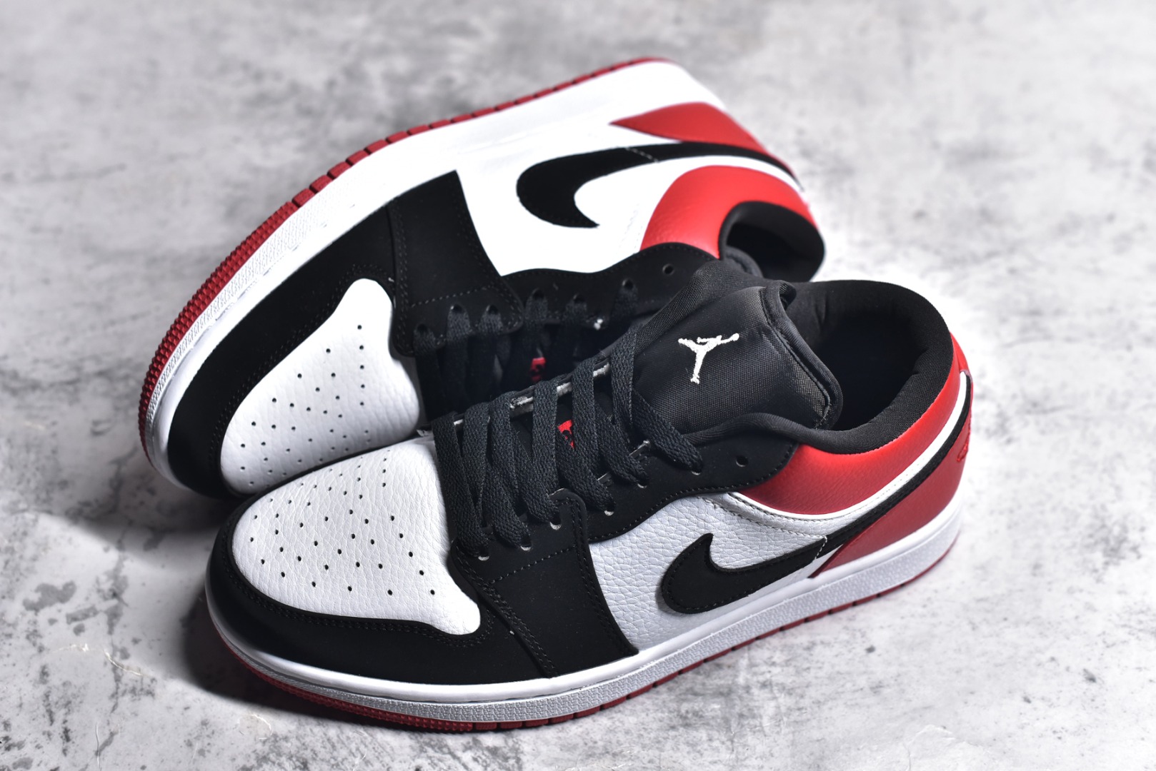 图片[7]-#特价 头层皮️ 性价比天花板级 Air Jordan 1 Low 低帮 AJ1乔1低帮休闲板鞋 同步官方配色 市场唯一独家头层皮打造 原鞋原档案开发 原厂皮料 原档冲孔鞋头 正确满胶鞋垫 四线拉帮 原厂织唛标 鞋舌高弹海绵 尺码：36 36.5 37.5 38 38.5 39 40 40.5 41 42 42.5 43 44 44.5 45 46-选品中心