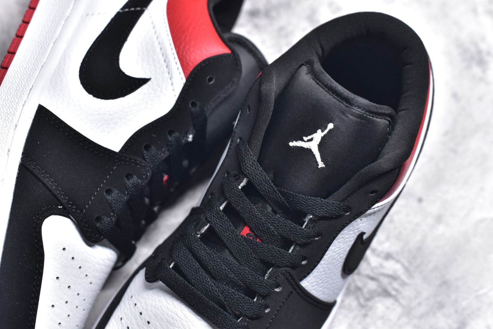 图片[9]-#特价 头层皮️ 性价比天花板级 Air Jordan 1 Low 低帮 AJ1乔1低帮休闲板鞋 同步官方配色 市场唯一独家头层皮打造 原鞋原档案开发 原厂皮料 原档冲孔鞋头 正确满胶鞋垫 四线拉帮 原厂织唛标 鞋舌高弹海绵 尺码：36 36.5 37.5 38 38.5 39 40 40.5 41 42 42.5 43 44 44.5 45 46-选品中心