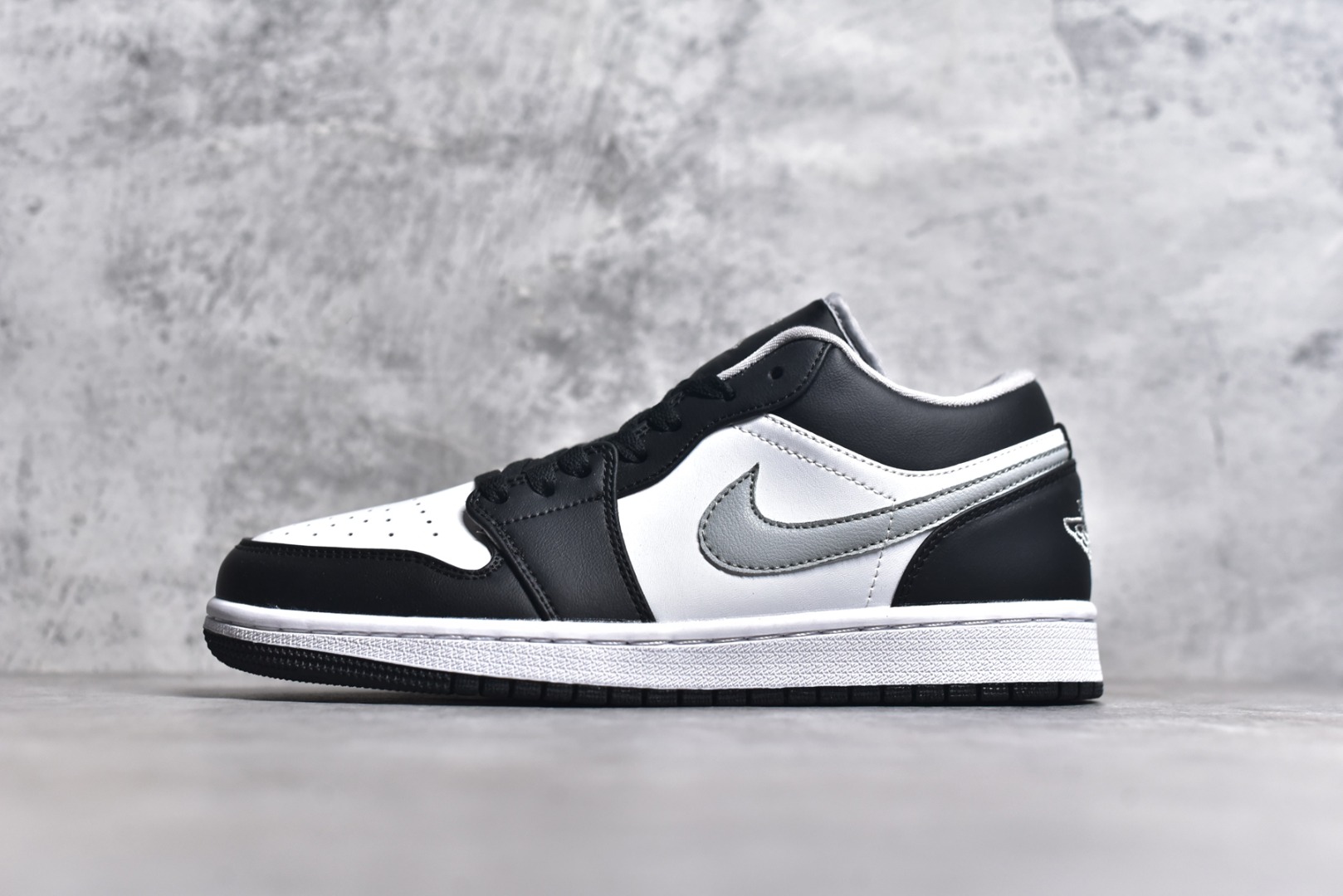 #特价 头层皮️ 性价比天花板级 Air Jordan 1 Low 低帮 AJ1乔1低帮休闲板鞋 同步官方配色 市场唯一独家头层皮打造 原鞋原档案开发 原厂皮料 原档冲孔鞋头 正确满胶鞋垫 四线拉帮 原厂织唛标 鞋舌高弹海绵 尺码：36 36.5 37.5 38 38.5 39 40 40.5 41 42 42.5 43 44 44.5 45 46-选品中心
