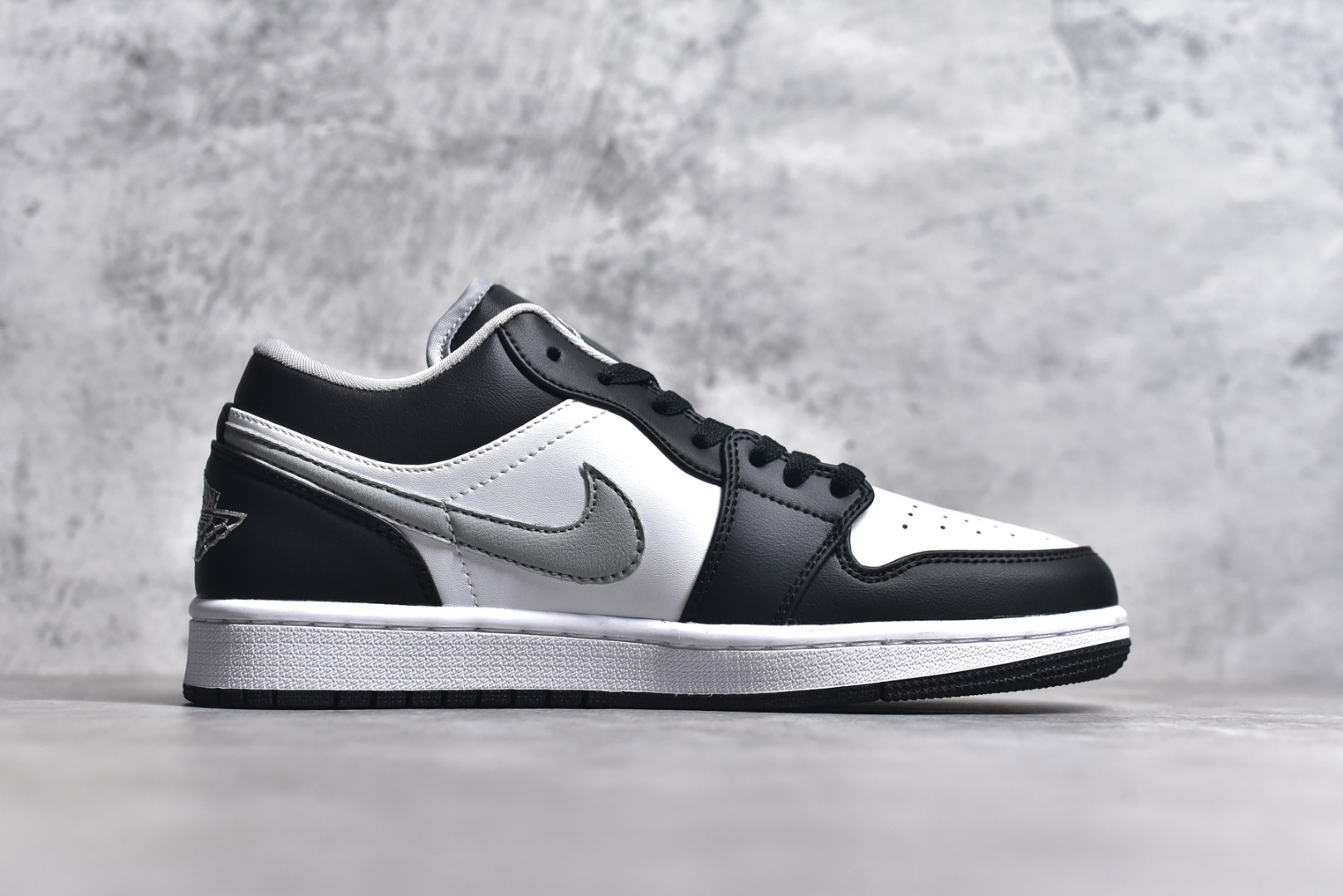 图片[3]-#特价 头层皮️ 性价比天花板级 Air Jordan 1 Low 低帮 AJ1乔1低帮休闲板鞋 同步官方配色 市场唯一独家头层皮打造 原鞋原档案开发 原厂皮料 原档冲孔鞋头 正确满胶鞋垫 四线拉帮 原厂织唛标 鞋舌高弹海绵 尺码：36 36.5 37.5 38 38.5 39 40 40.5 41 42 42.5 43 44 44.5 45 46-选品中心