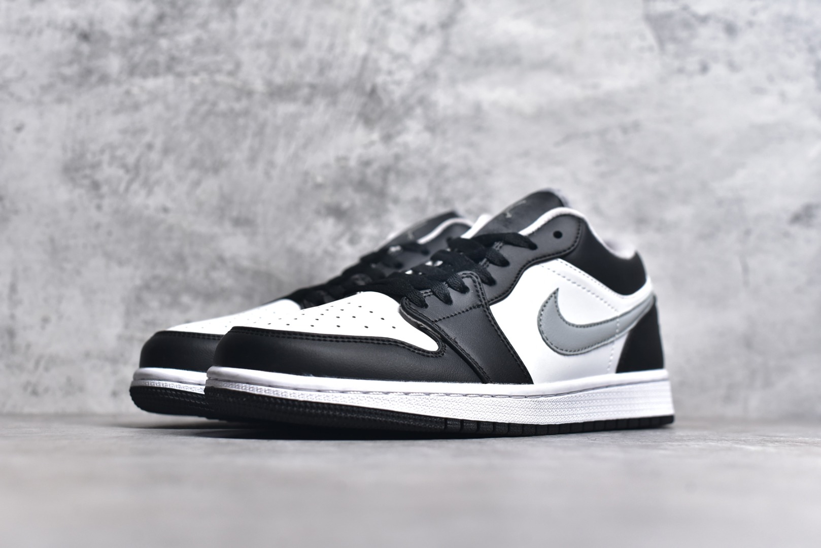 图片[2]-#特价 头层皮️ 性价比天花板级 Air Jordan 1 Low 低帮 AJ1乔1低帮休闲板鞋 同步官方配色 市场唯一独家头层皮打造 原鞋原档案开发 原厂皮料 原档冲孔鞋头 正确满胶鞋垫 四线拉帮 原厂织唛标 鞋舌高弹海绵 尺码：36 36.5 37.5 38 38.5 39 40 40.5 41 42 42.5 43 44 44.5 45 46-选品中心