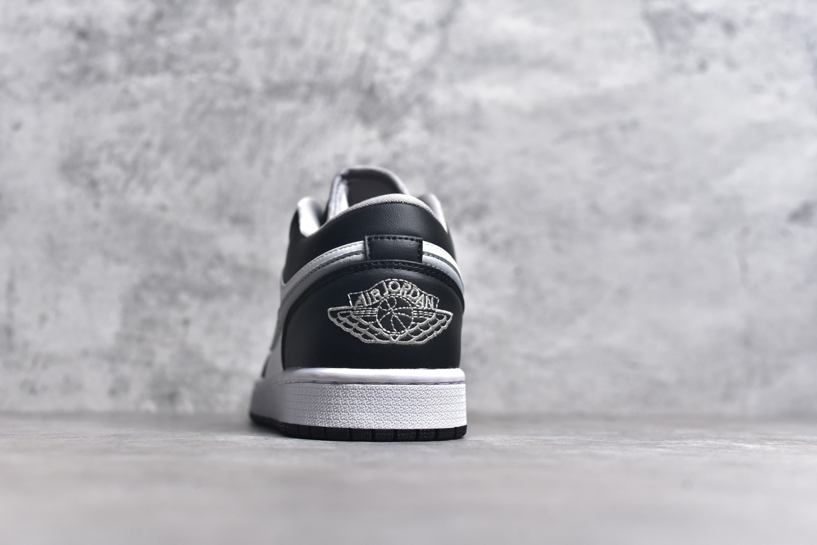 图片[5]-#特价 头层皮️ 性价比天花板级 Air Jordan 1 Low 低帮 AJ1乔1低帮休闲板鞋 同步官方配色 市场唯一独家头层皮打造 原鞋原档案开发 原厂皮料 原档冲孔鞋头 正确满胶鞋垫 四线拉帮 原厂织唛标 鞋舌高弹海绵 尺码：36 36.5 37.5 38 38.5 39 40 40.5 41 42 42.5 43 44 44.5 45 46-选品中心